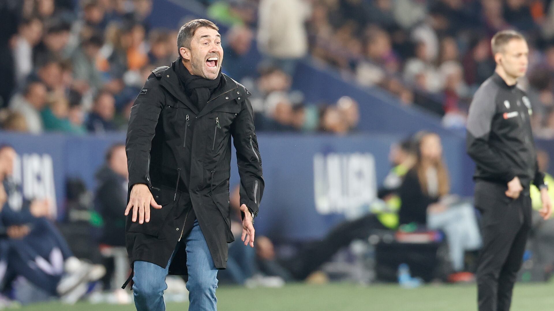 Eduardo Coudet durante el partido del Alavés frente al Levante por La Liga de España (EFE/Ana Escobar) 