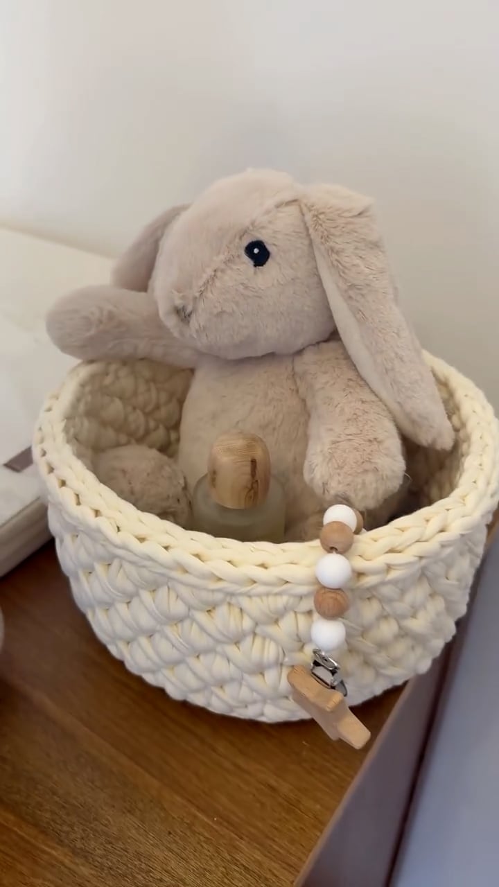La habitación fue decorada en tonos neutros y con animales de peluche