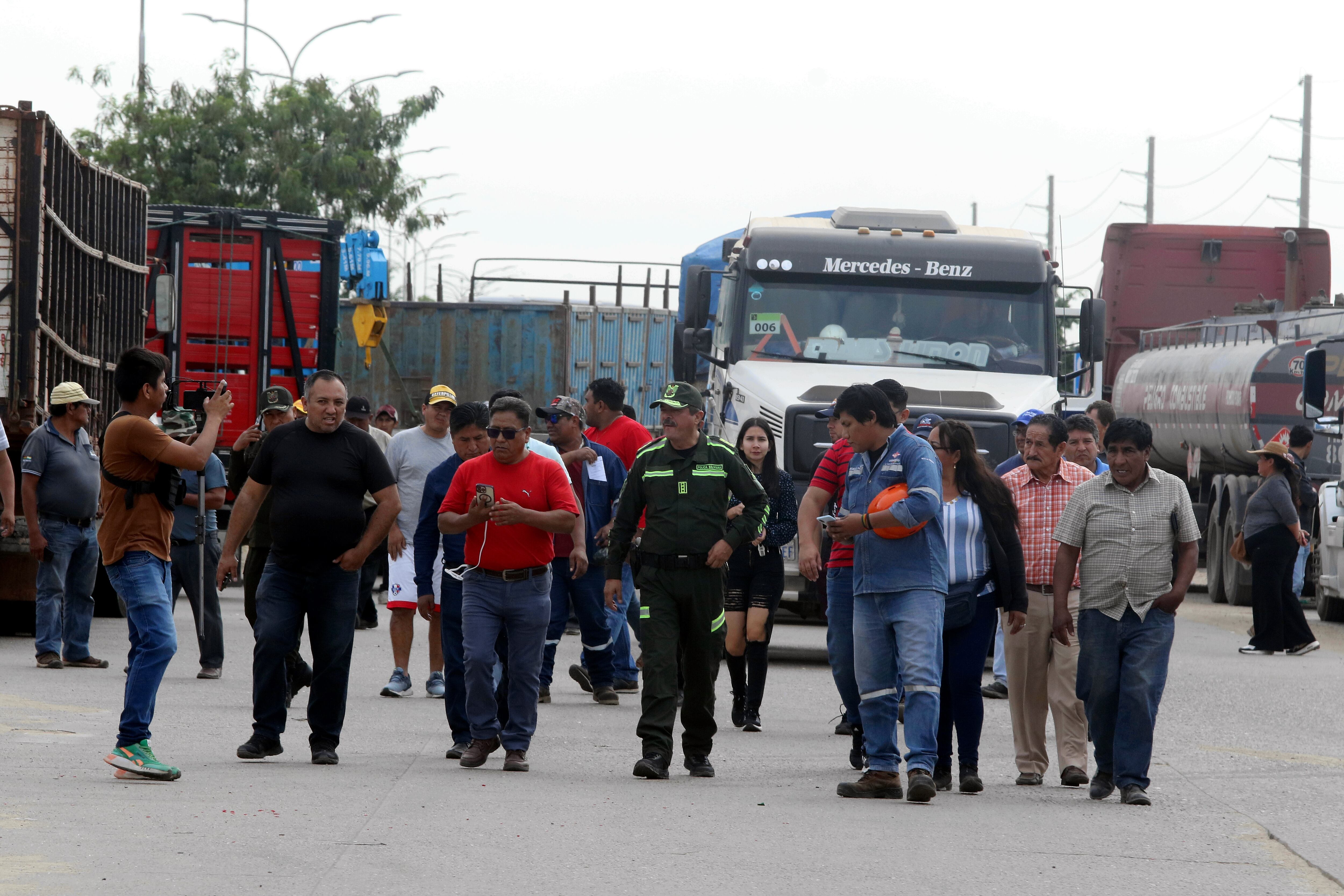 Transportistas bloquean la entrada de la refinería Guillermo Elder Bell en Santa Cruz (EFE/Juan Carlos Torrejón/Archivo)