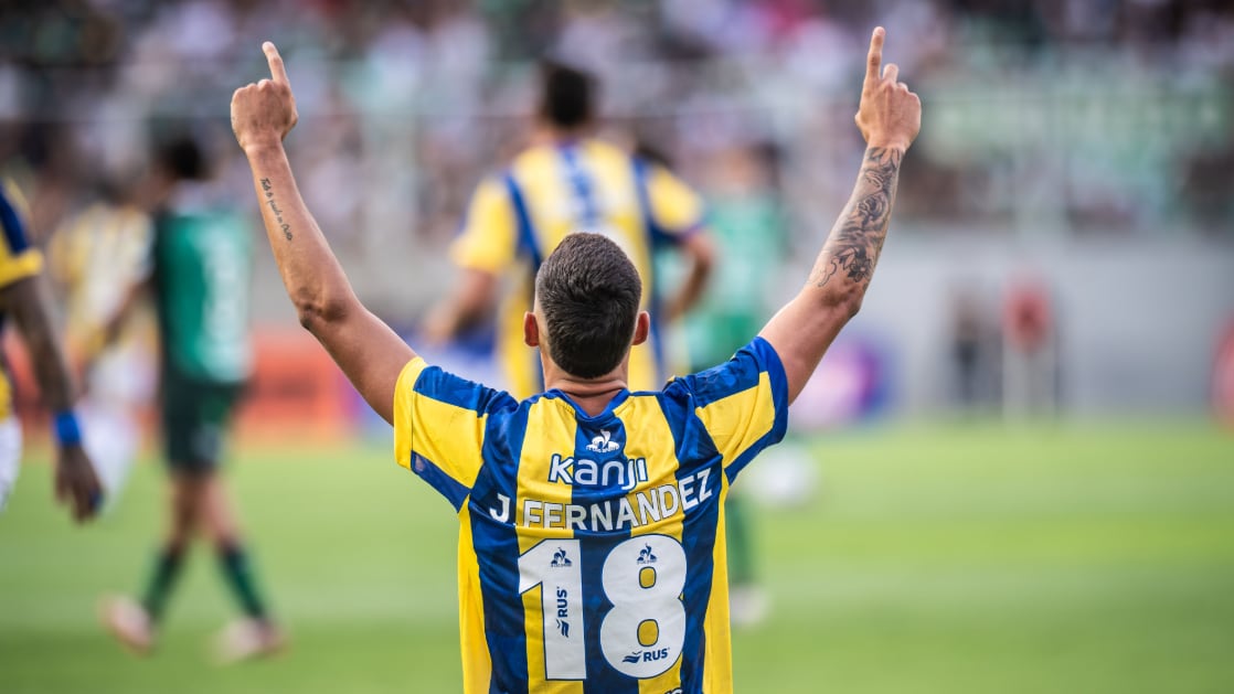 Julián Fernández, con la camiseta número 18, celebra el primer gol del partido en Santa Fe levantando los brazos hacia el cielo. (Cuenta Oficial de Rosario Central en X)