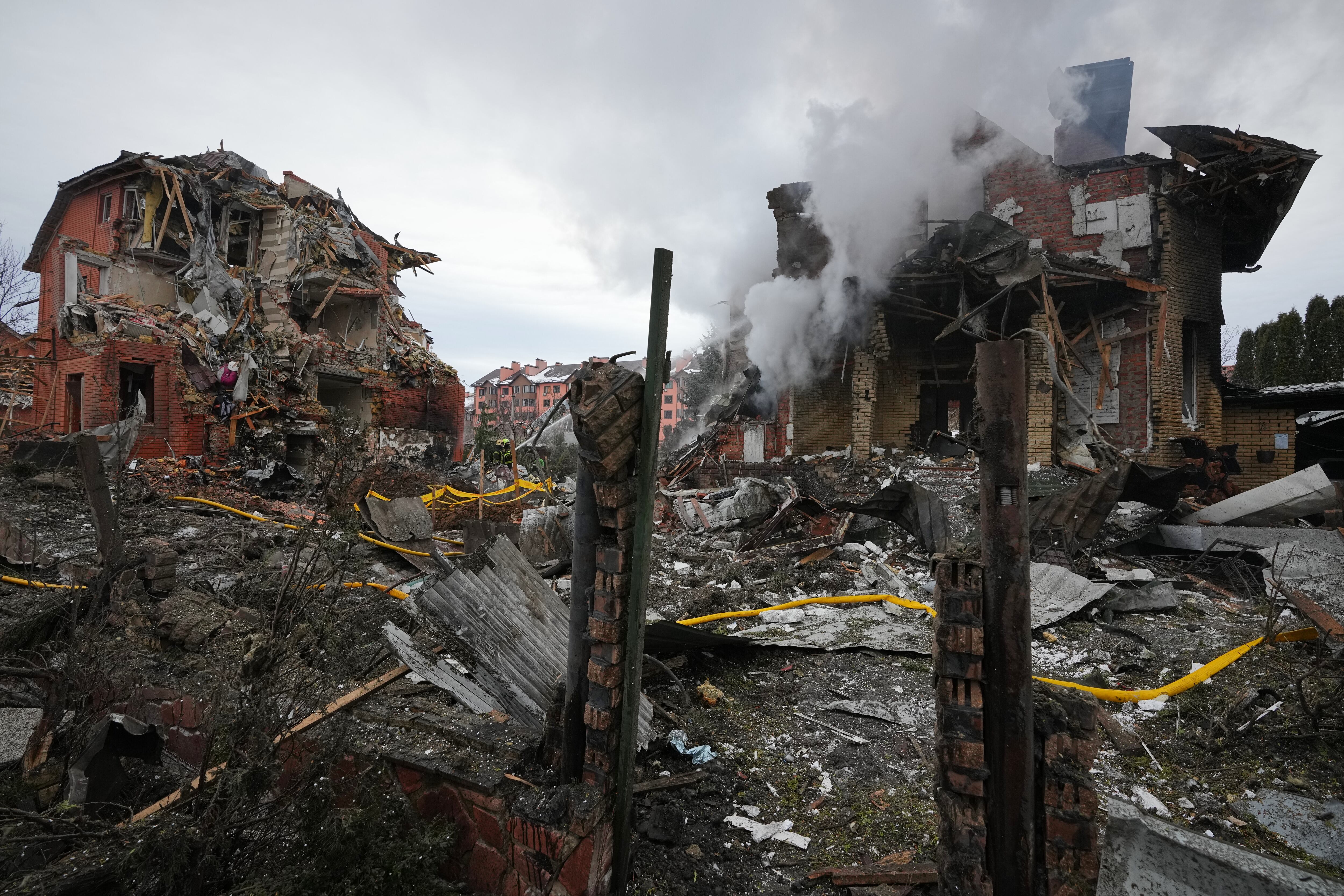 Bomberos extinguen un incendio en un edificio residencial de Kiev tras un ataque aéreo ruso, el domingo 22 de febrero, parte de una andanada de 52 misiles y casi 300 drones. (AP Foto/Sergei Grits)