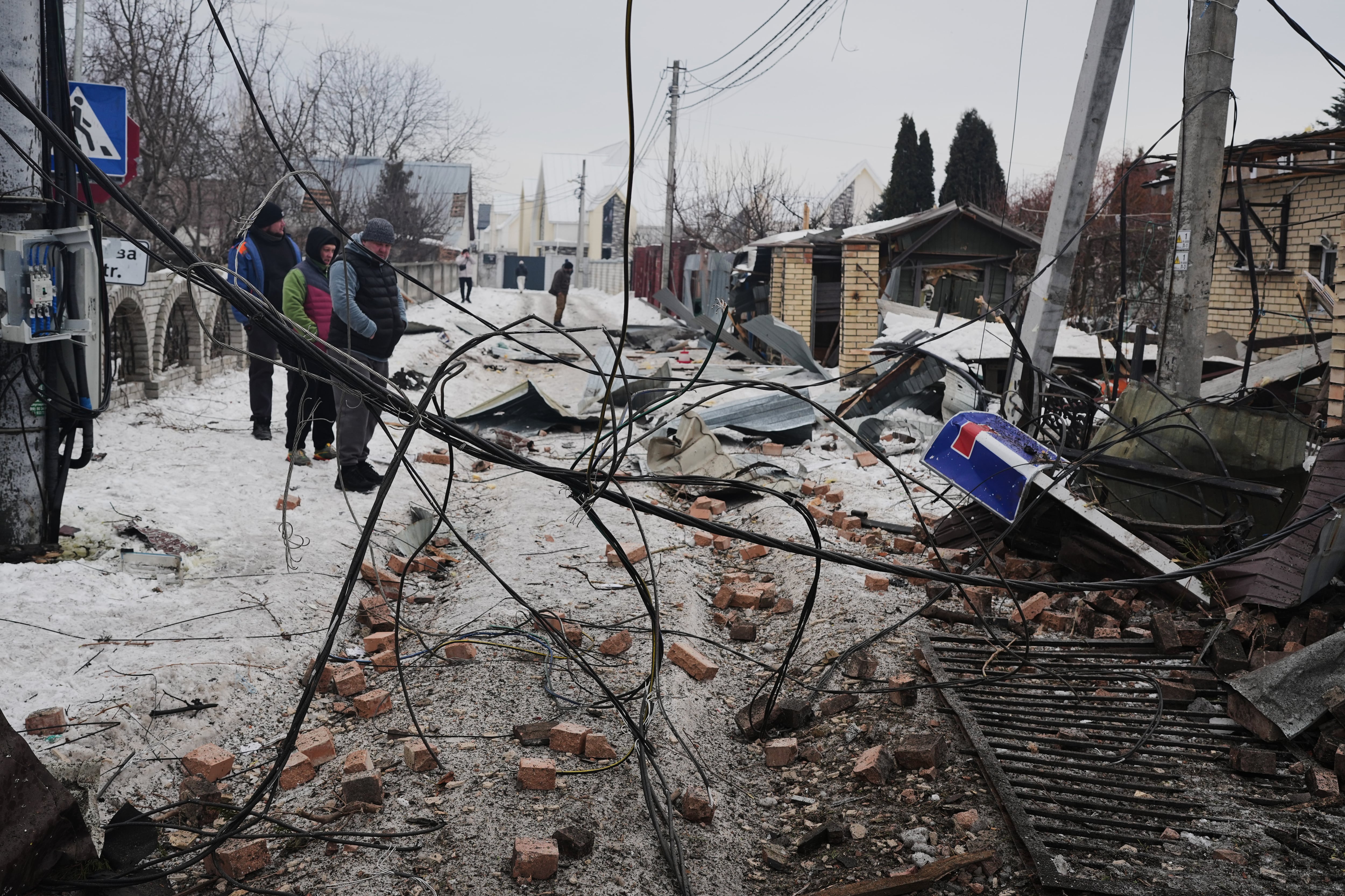 Residentes reaccionan tras un ataque de drones ruso que dañó edificios en Kiev, el domingo 22 de febrero, a dos días del cuarto aniversario de la invasión rusa de Ucrania. (AP Foto/Sergei Grits)