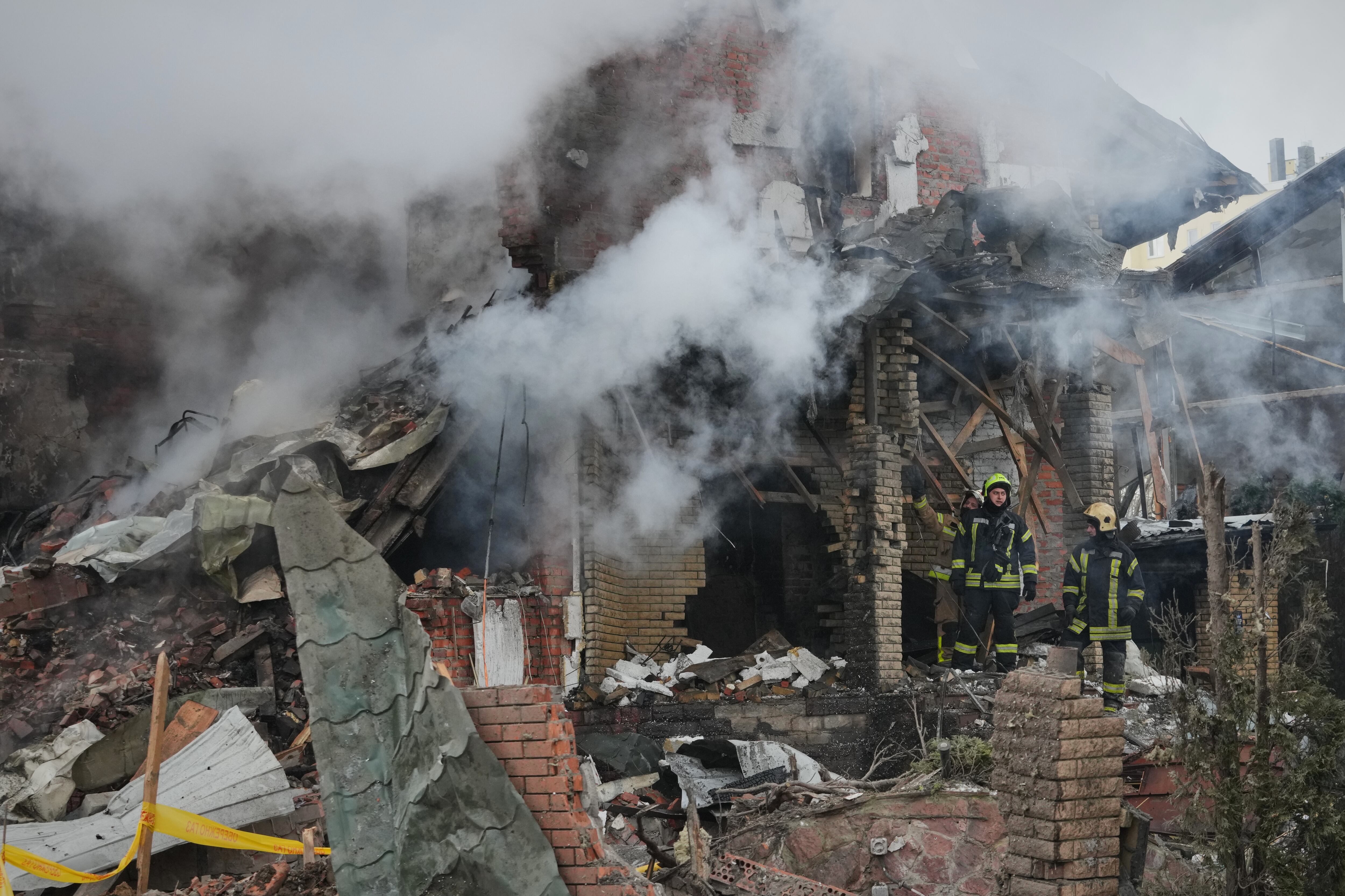 Bomberos extinguen un incendio en un edificio residencial de Kiev tras un ataque aéreo ruso, el domingo 22 de febrero. Al menos un muerto y cinco heridos dejó el bombardeo en la región de la capital. (AP Foto/Sergei Grits)