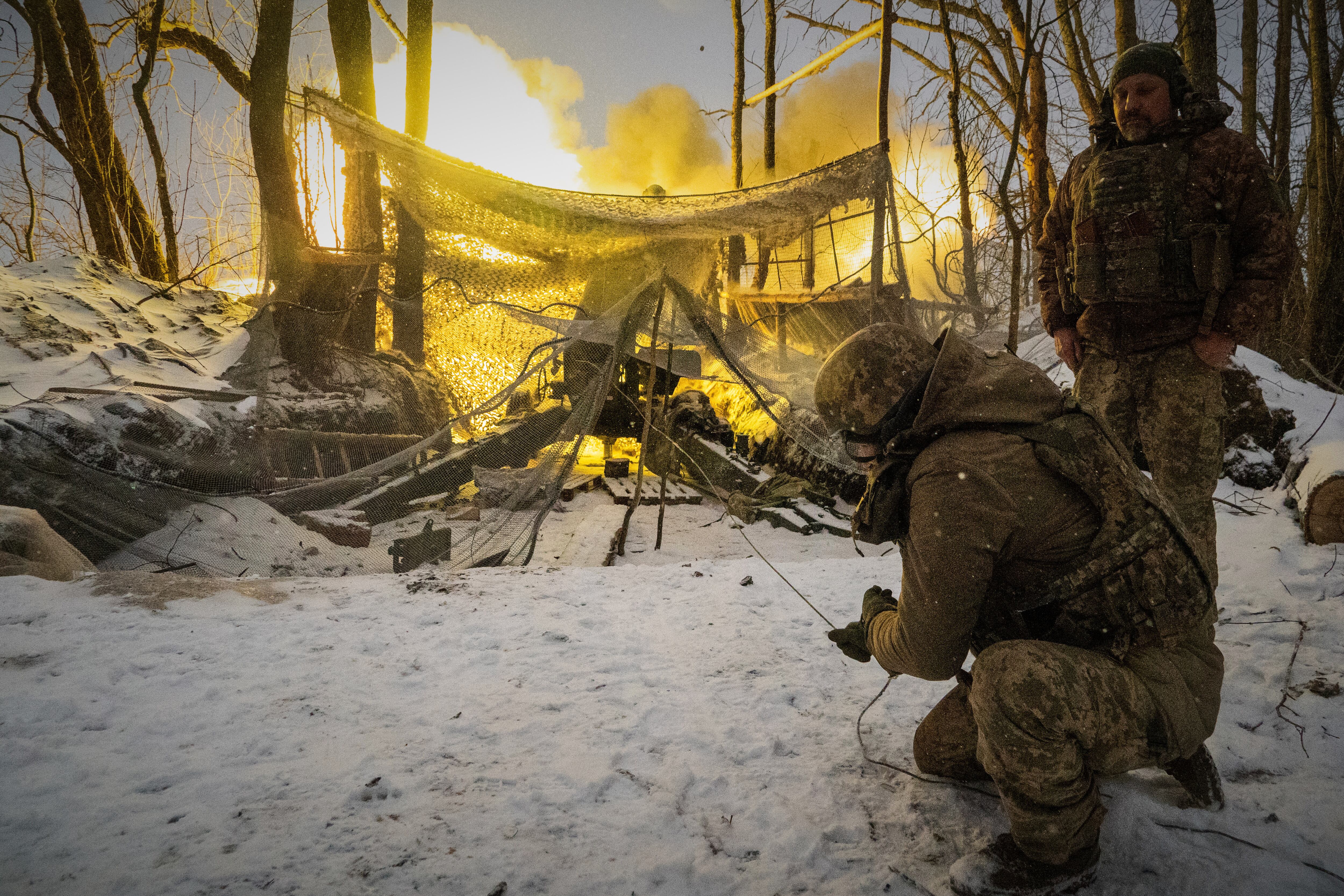 Militares ucranianos disparan a posiciones rusas en la línea del frente en Kharkiv, mientras Rusia ocupa cerca del 20% del territorio ucraniano y el conflicto entra en su quinto año. (AP Foto/Andrii Marienko, archivo)