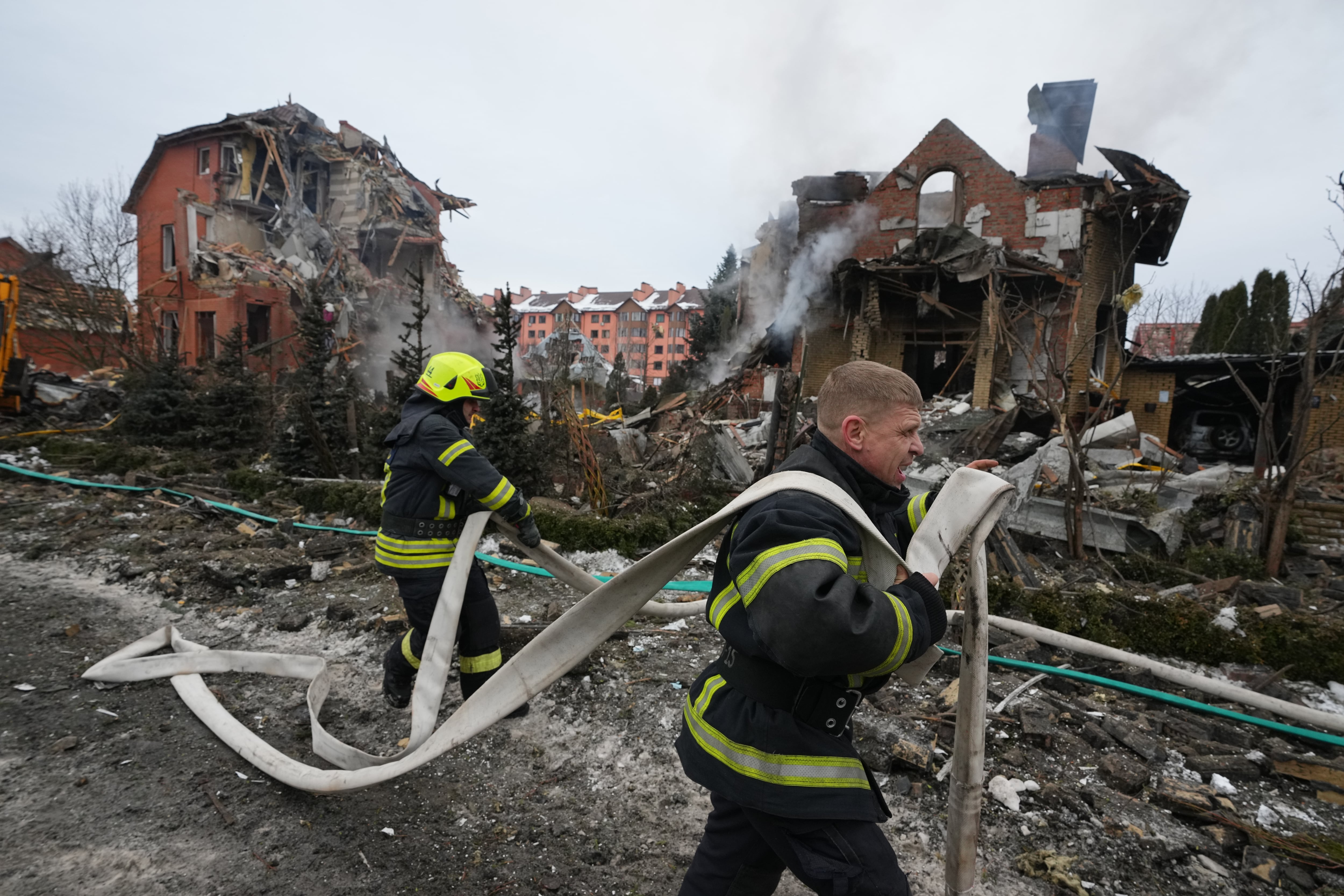 Bomberos extinguen un incendio en un edificio residencial de Kiev tras un ataque aéreo ruso, el domingo 22 de febrero, a dos días del cuarto aniversario de la invasión. (AP Foto/Sergei Grits)