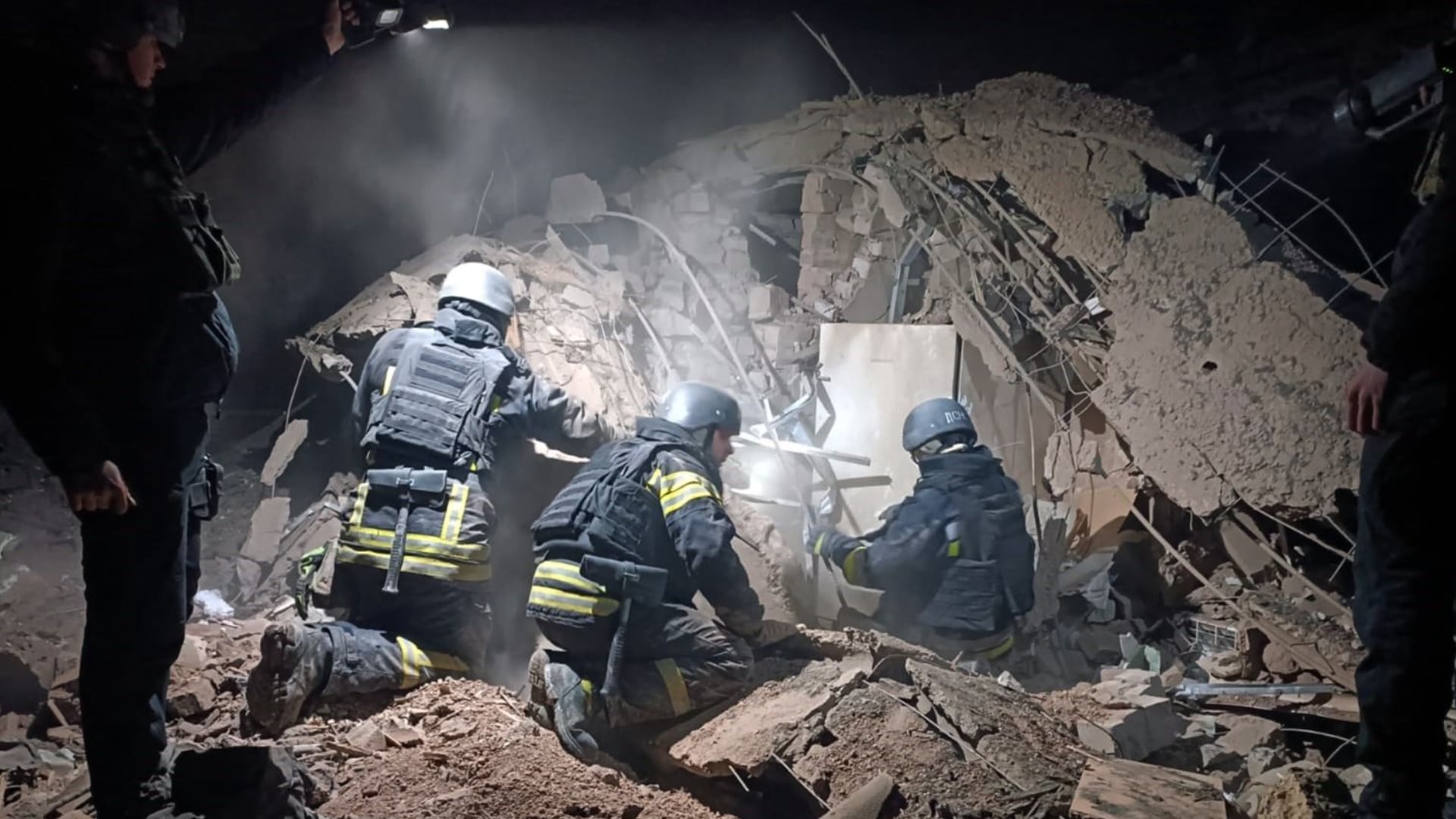 Rescatistas buscando sobrevivientes entre los escombros tras el bombardeo ruso en Dnipro (Créditos: Servicio Estatal de Emergencias de Ucrania)