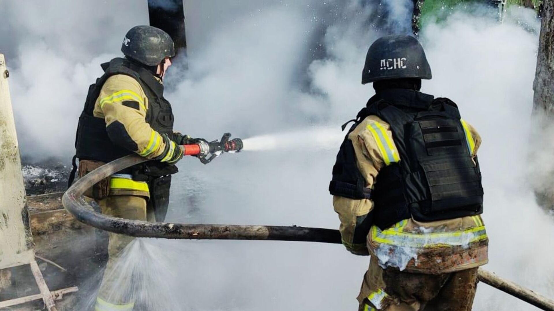 Los ataques rusos mataron a 4 personas y dejó 3 heridos en Dnipro (Créditos: Servicio Estatal de Emergencias de Ucrania)