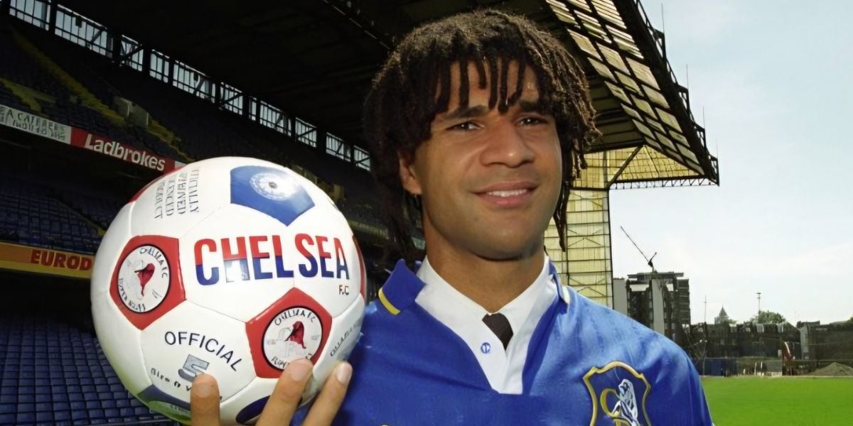 Ruud Gullit se unió al Chelsea como jugador-entrenador en 1995 (AP)