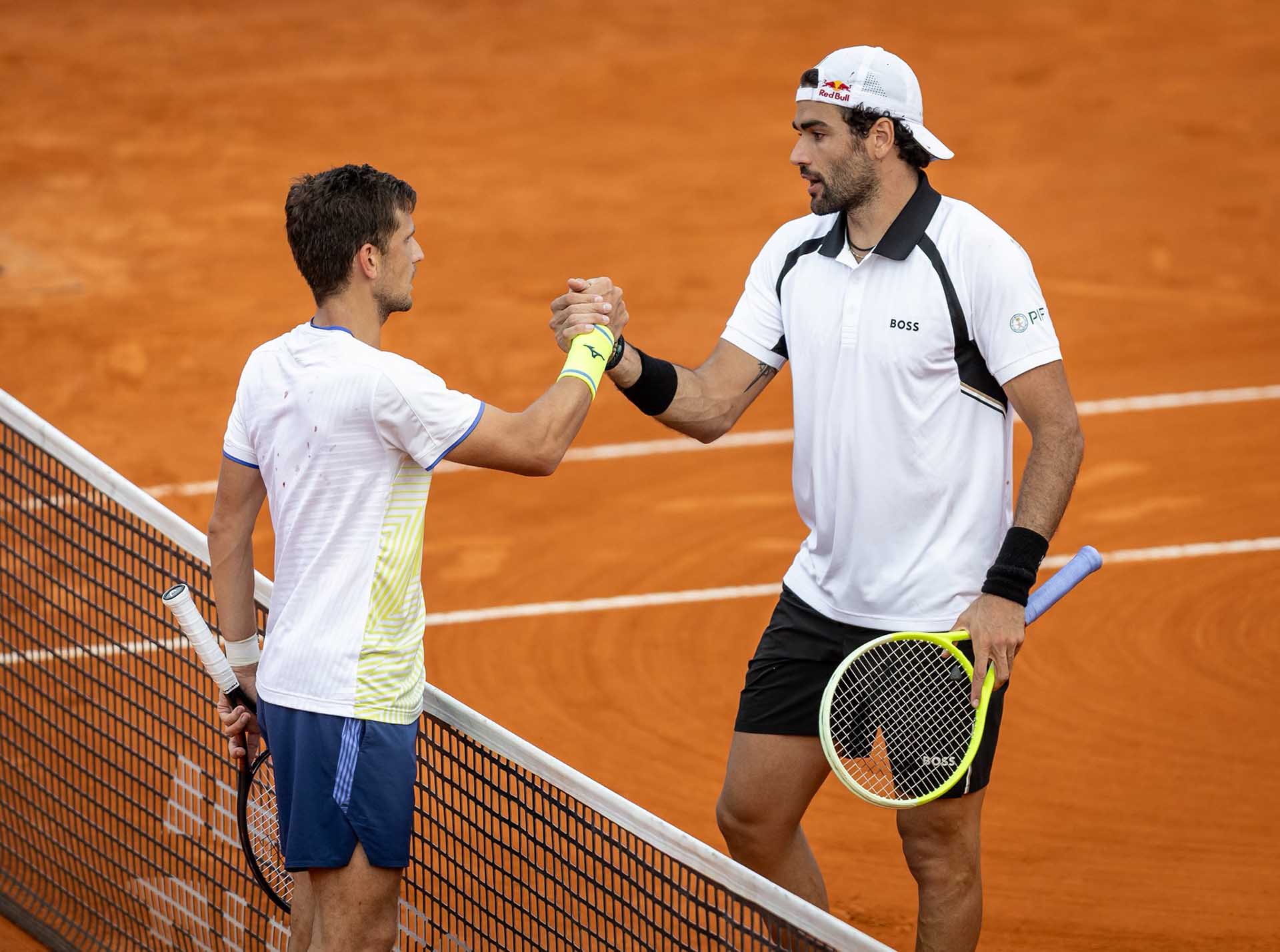 Vit Kopriva saluda al italiano Matteo Berrettini luego de eliminarlo en el Argentina Open