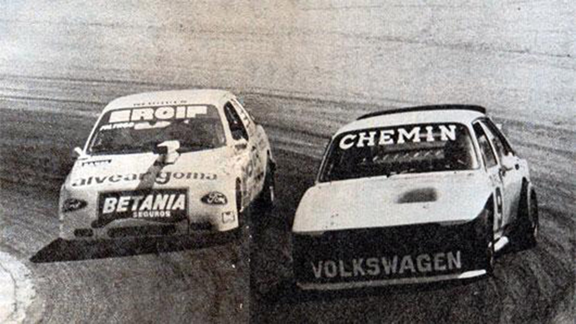 El Loco a la salida de una curva por afuera, en plena lucha con Alfredo Pisandelli (Crédito: archivo revista CORSA)