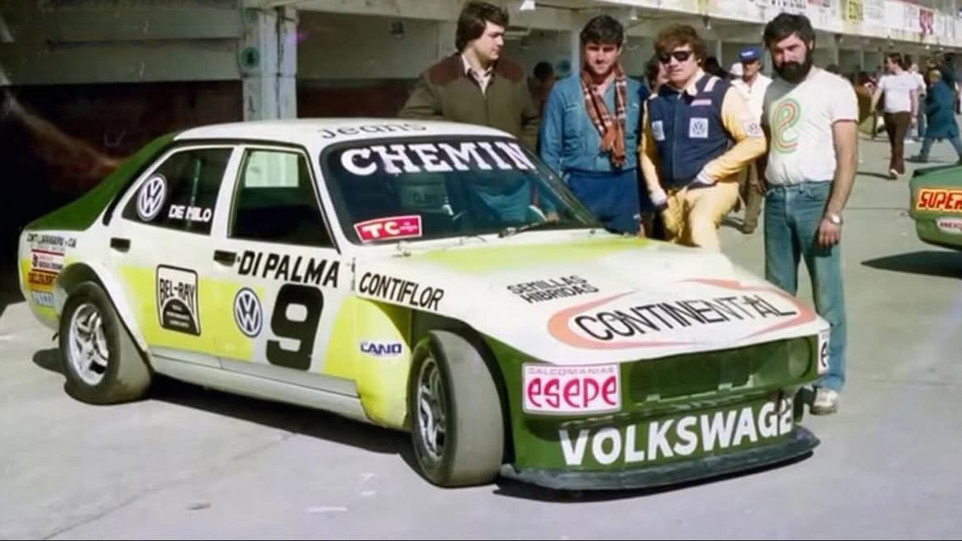 Di Palma y su equipo, ya con el auto modificado. A la izquierda aparece un joven Alberto Canapino (Crédito: archivo revista CORSA)