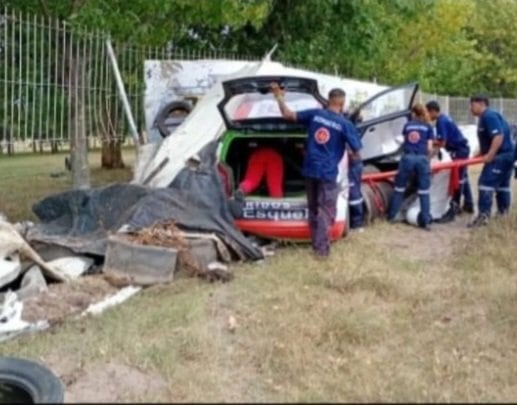 El equipo de rescate en el coche de Lautaro Berot (@ElfantasmadelT3)