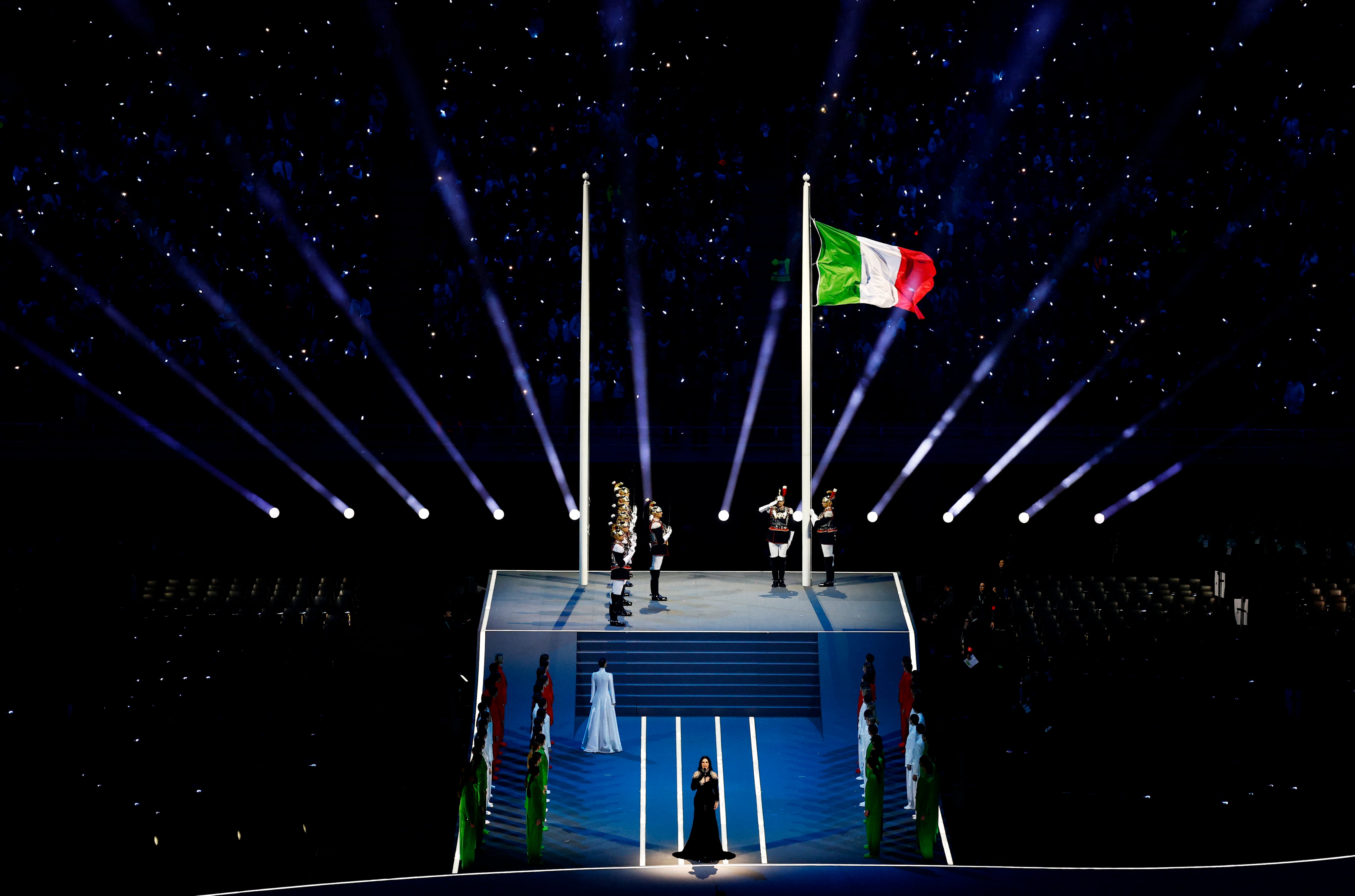 La bandera de Italia fue izada y ya flamea en San Siro (Crédito: Reuters/Alessandro Garofalo)