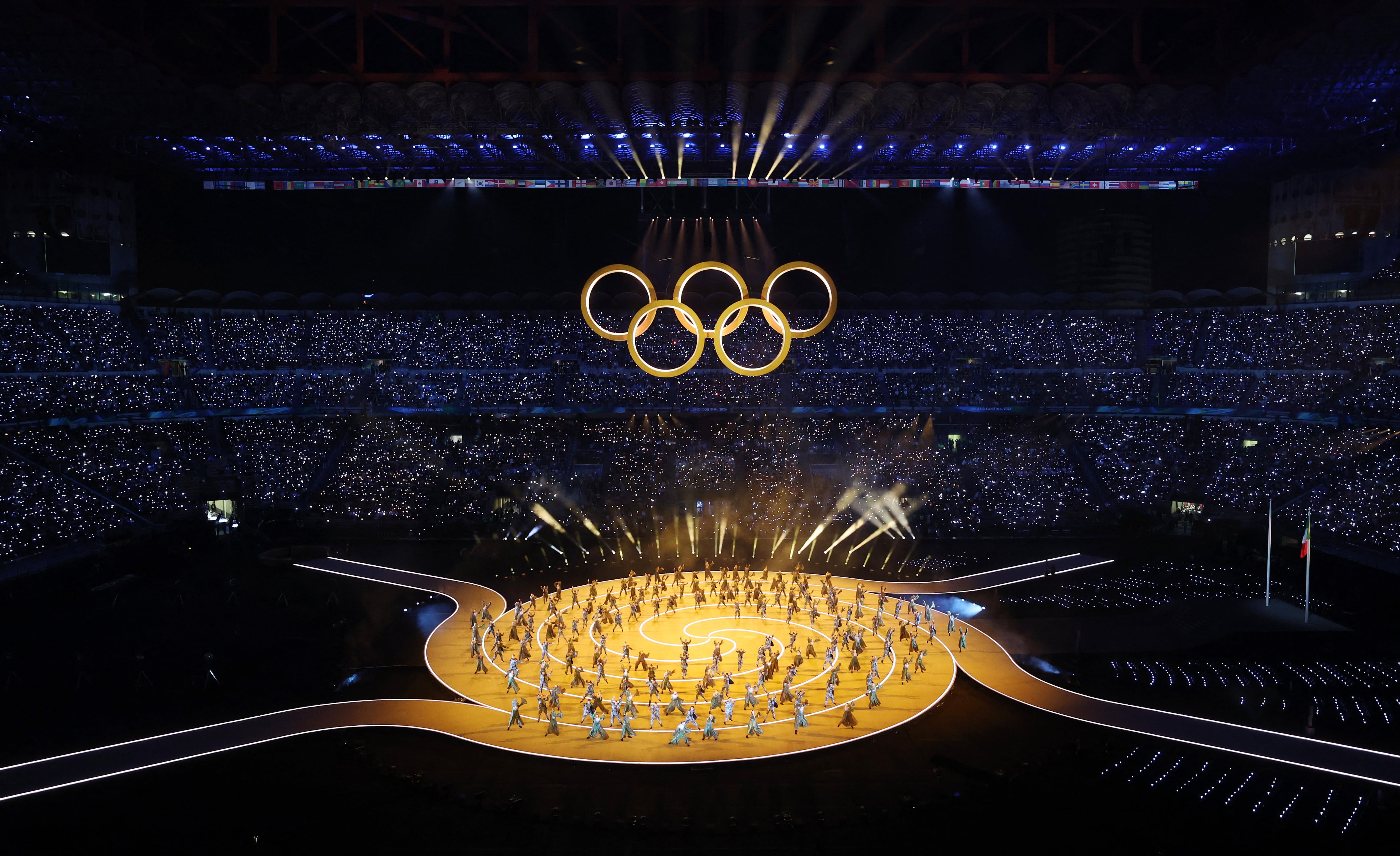 El símbolo tradicional de los JJOO fue armado con diferentes anillos que fueron elevados por el aire desde el césped (Crédito: Reuters/Mike Segar)