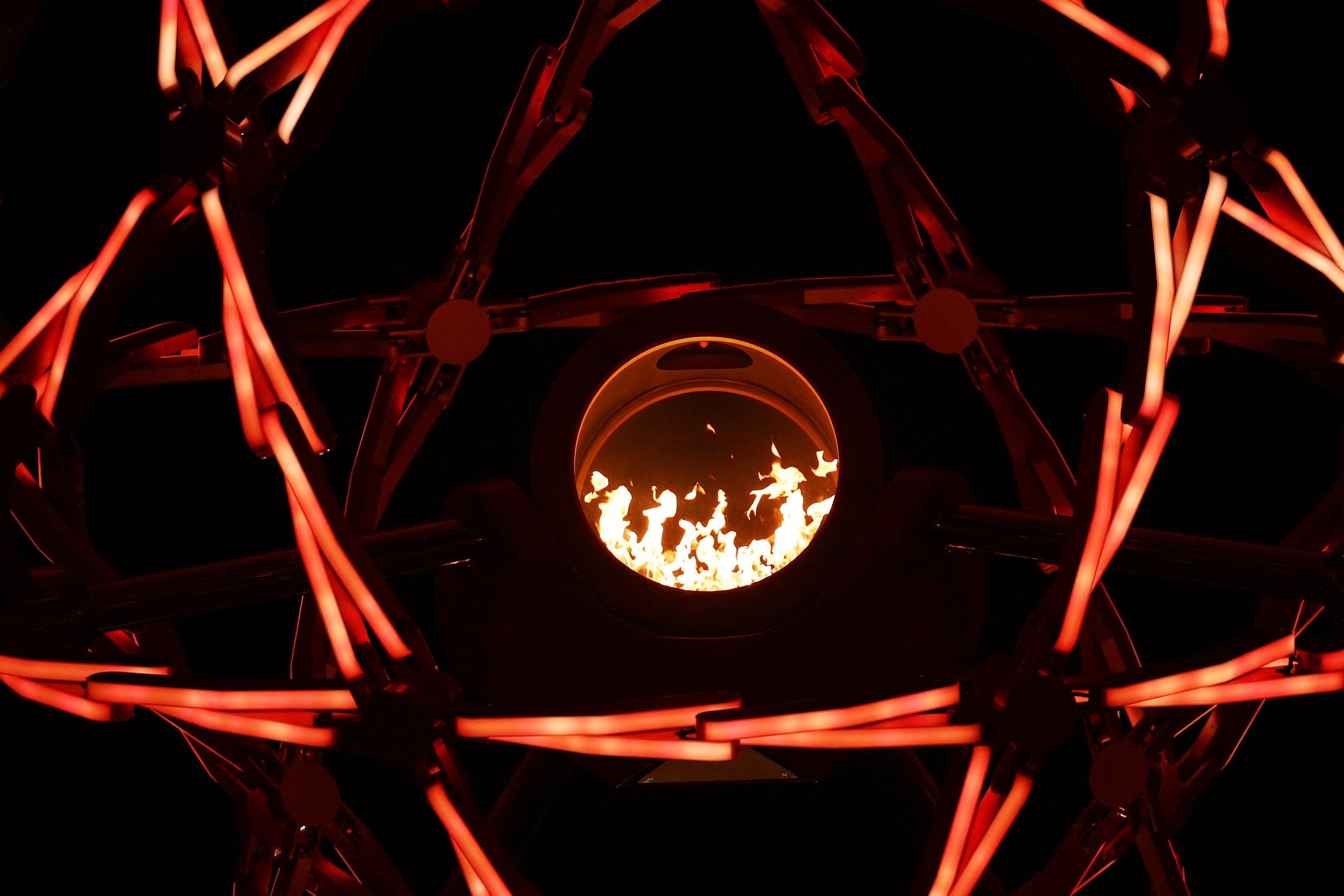 La llama olímpica encendida en el pebetero (Crédito: Reuters/Guglielmo Mangiapane)