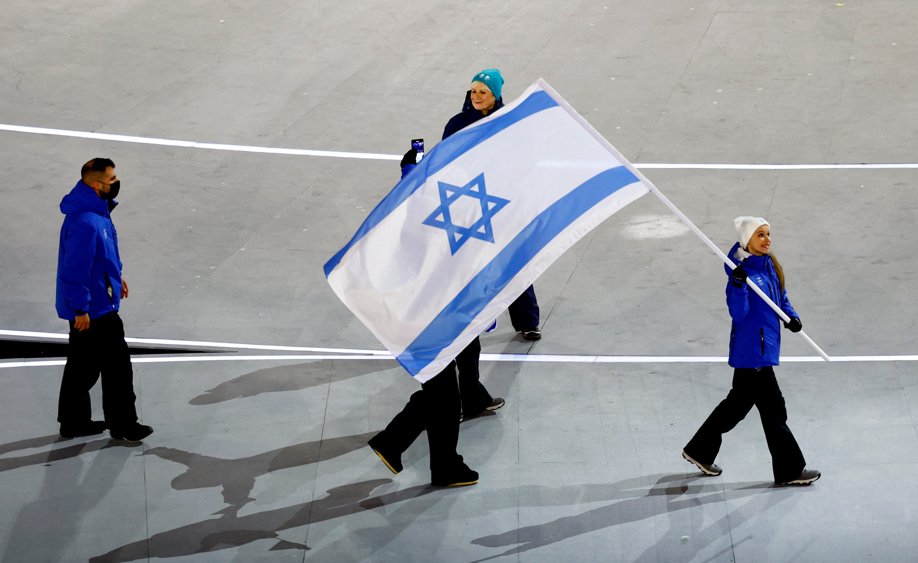 La abanderada Mariia Seniuk de Israel encabezó su contingente en el desfile (Crédito: Reuters/Alessandro Garofalo)