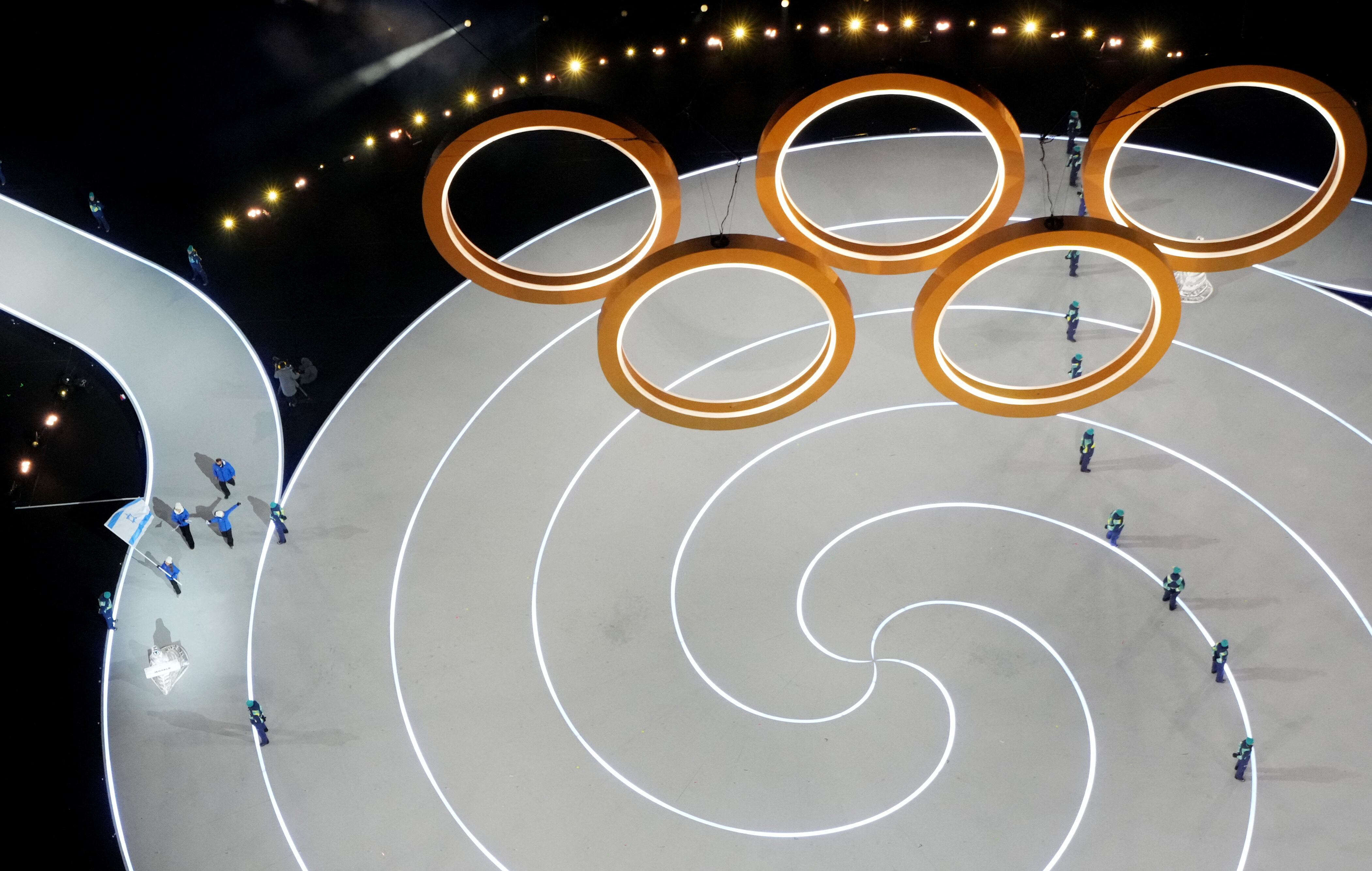 El paso de los atletas alrededor de los emblemáticos anillos (Crédito: Reuters/Fabrizio Bensch)