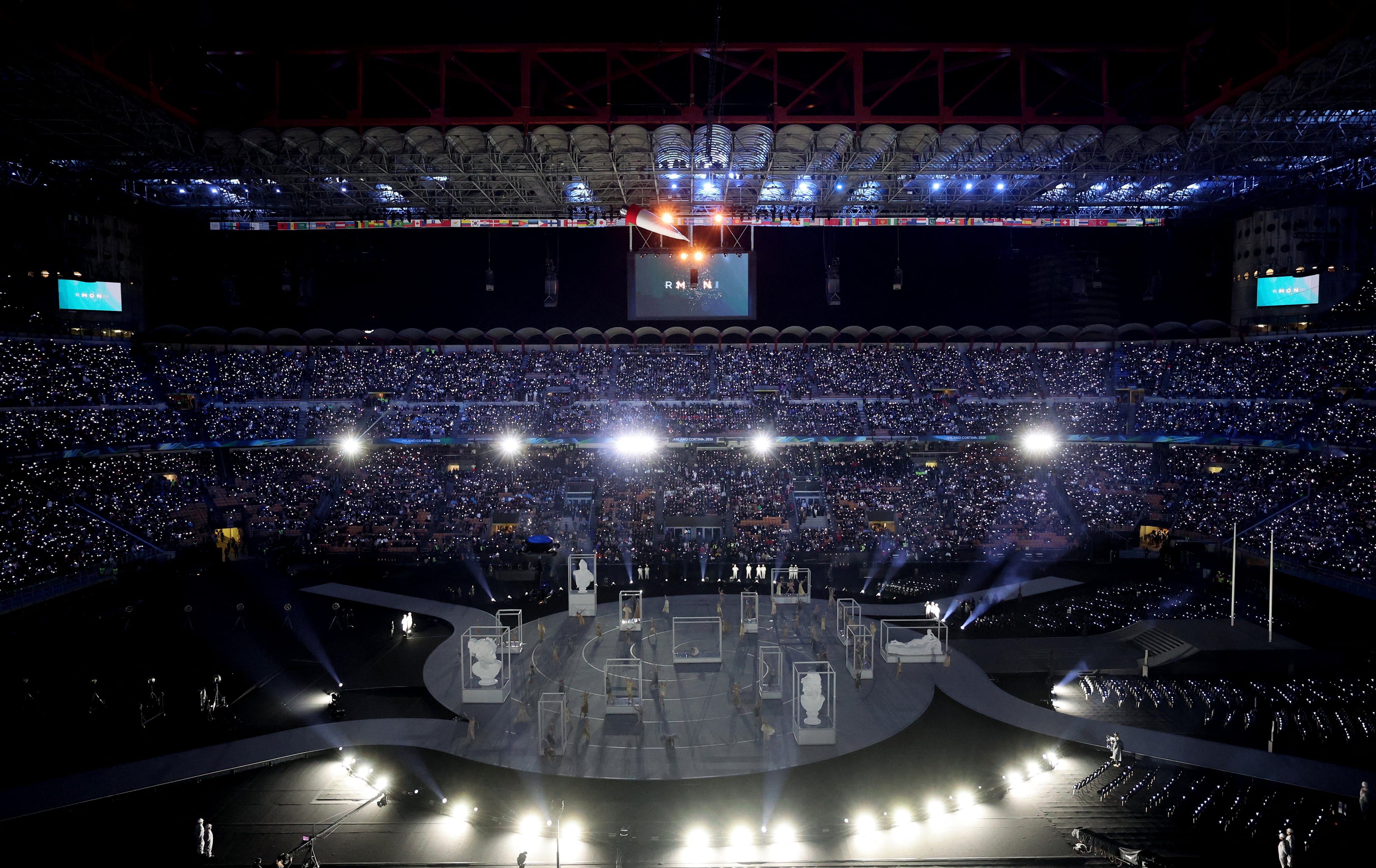 Vista general de los bailarines interpretando el mito de Cupido y Psique durante la ceremonia de apertura (Crédito: Reuters/Mike Segar)