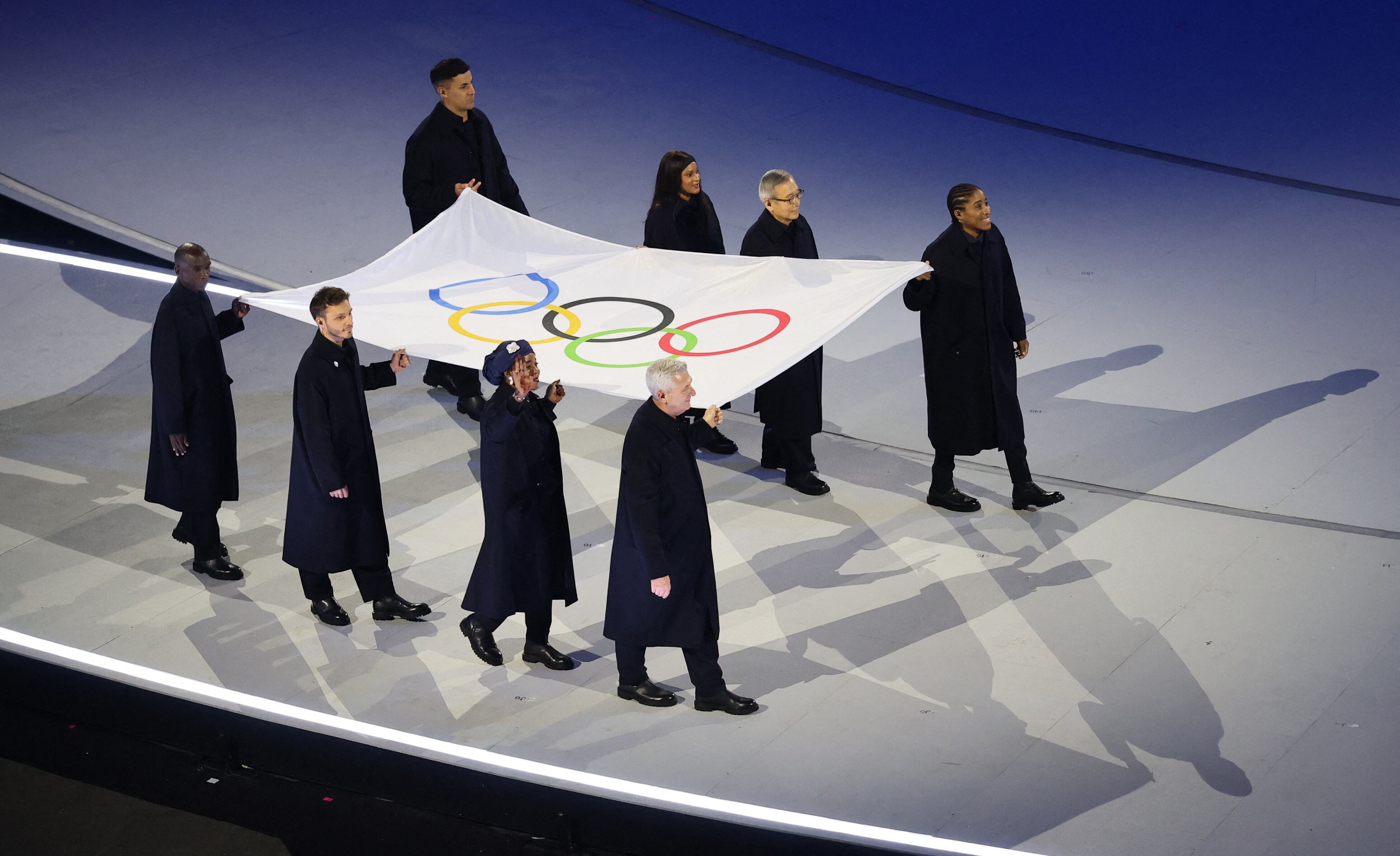 La bandera de los Juegos Olímpicos apareció en el tramo final de la ceremonia (Crédito: Reuters/Mike Segar)