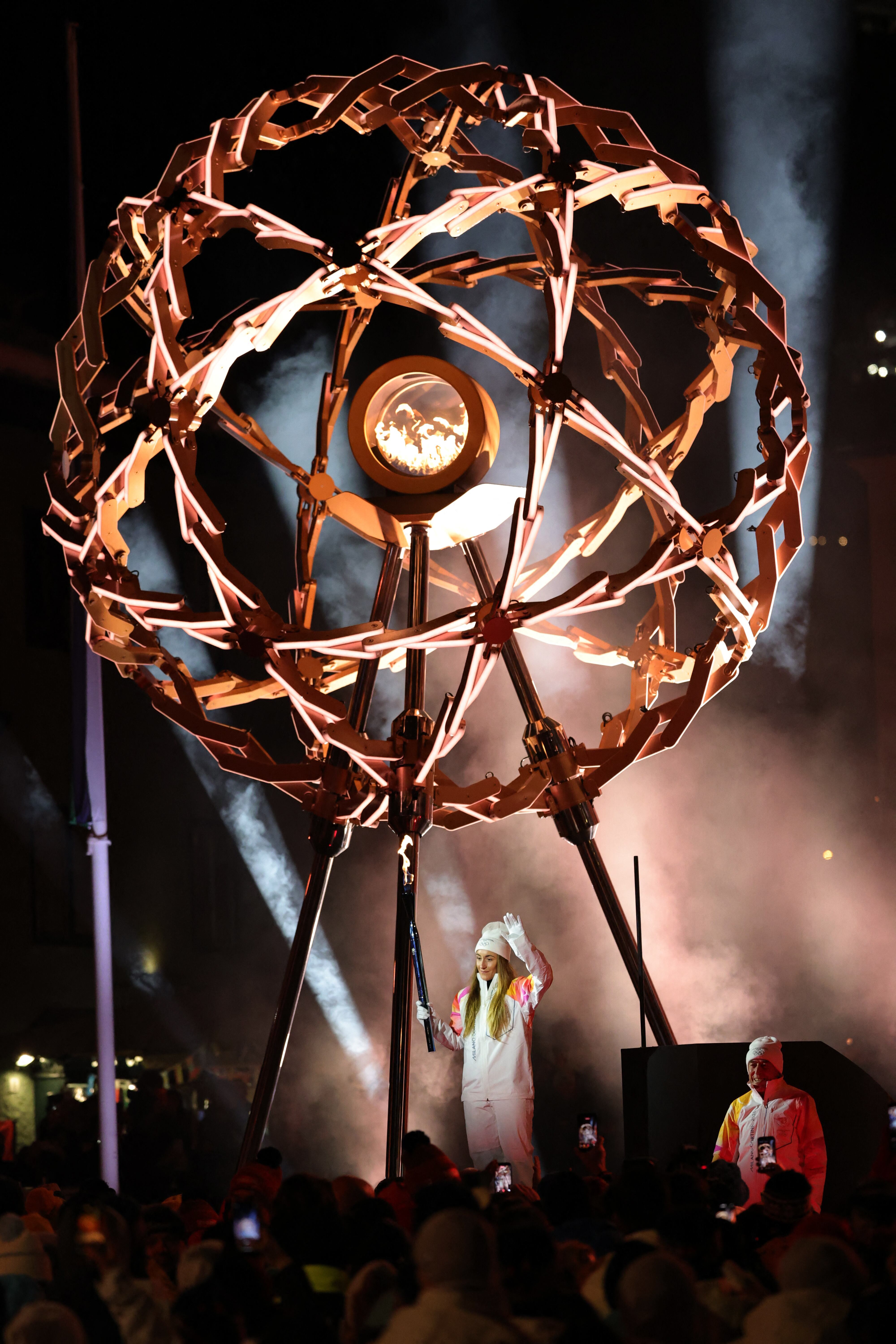 Sofia Goggia participó en el último tramo para encender el pebetero (Crédito: Reuters/Athit Perawongmetha)