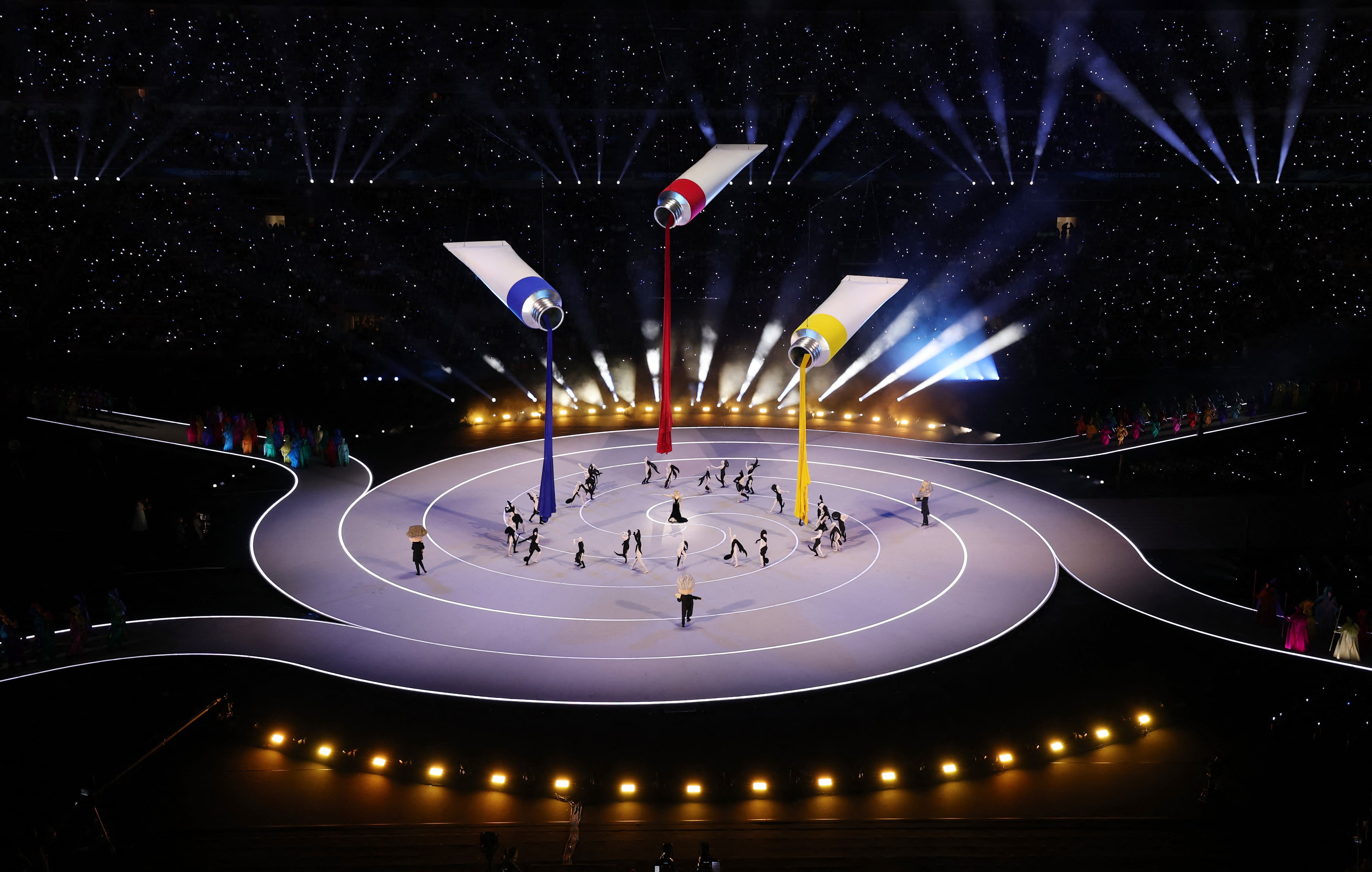 Vista general de los bailarines actuando con tres tubos de pintura gigantes durante la ceremonia de apertura (Crédito: Reuters/Mike Segar)