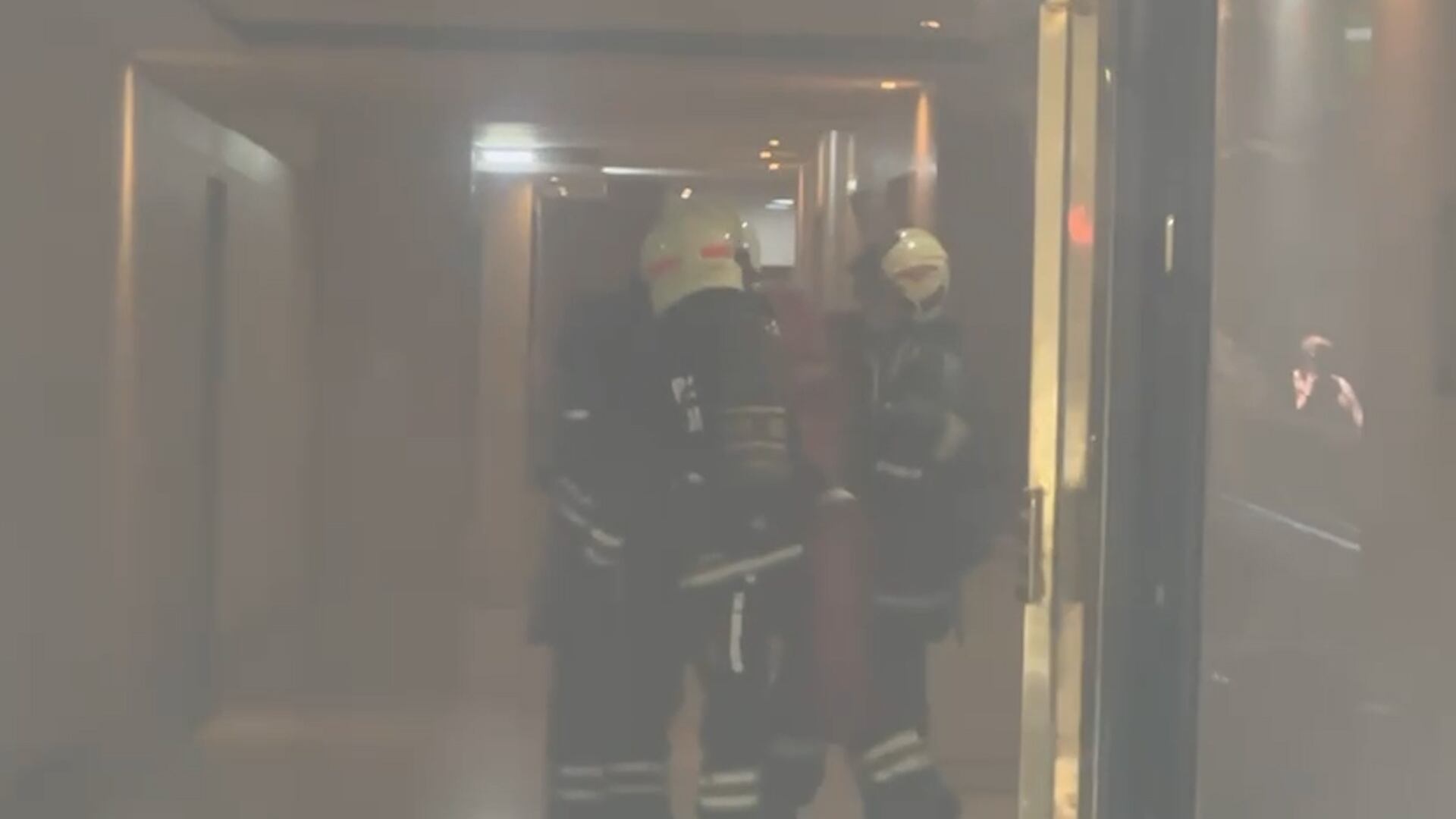 El siniestro inicialmente generó una columna de humo denso que se expandió por las áreas comunes e invadió el hall principal