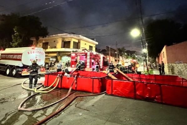 Se incendió una fábrica de telas en Valentín Alsina y más de 120 bomberos trabajaron en el lugar