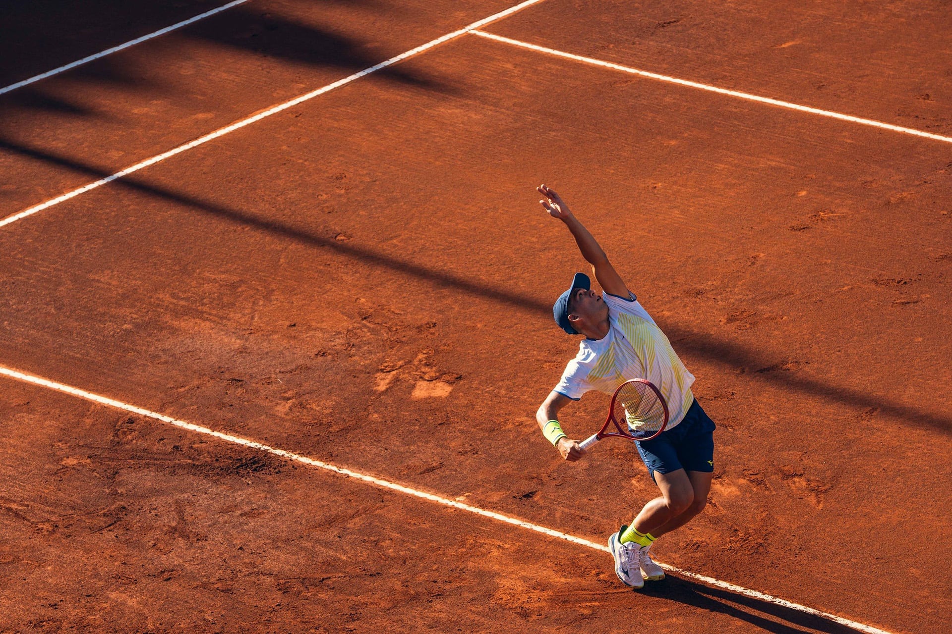Sebastián Báez sirve sobre el polvo de ladrillo de San Carlos de Apoquindo (Fuente: Chile Open)