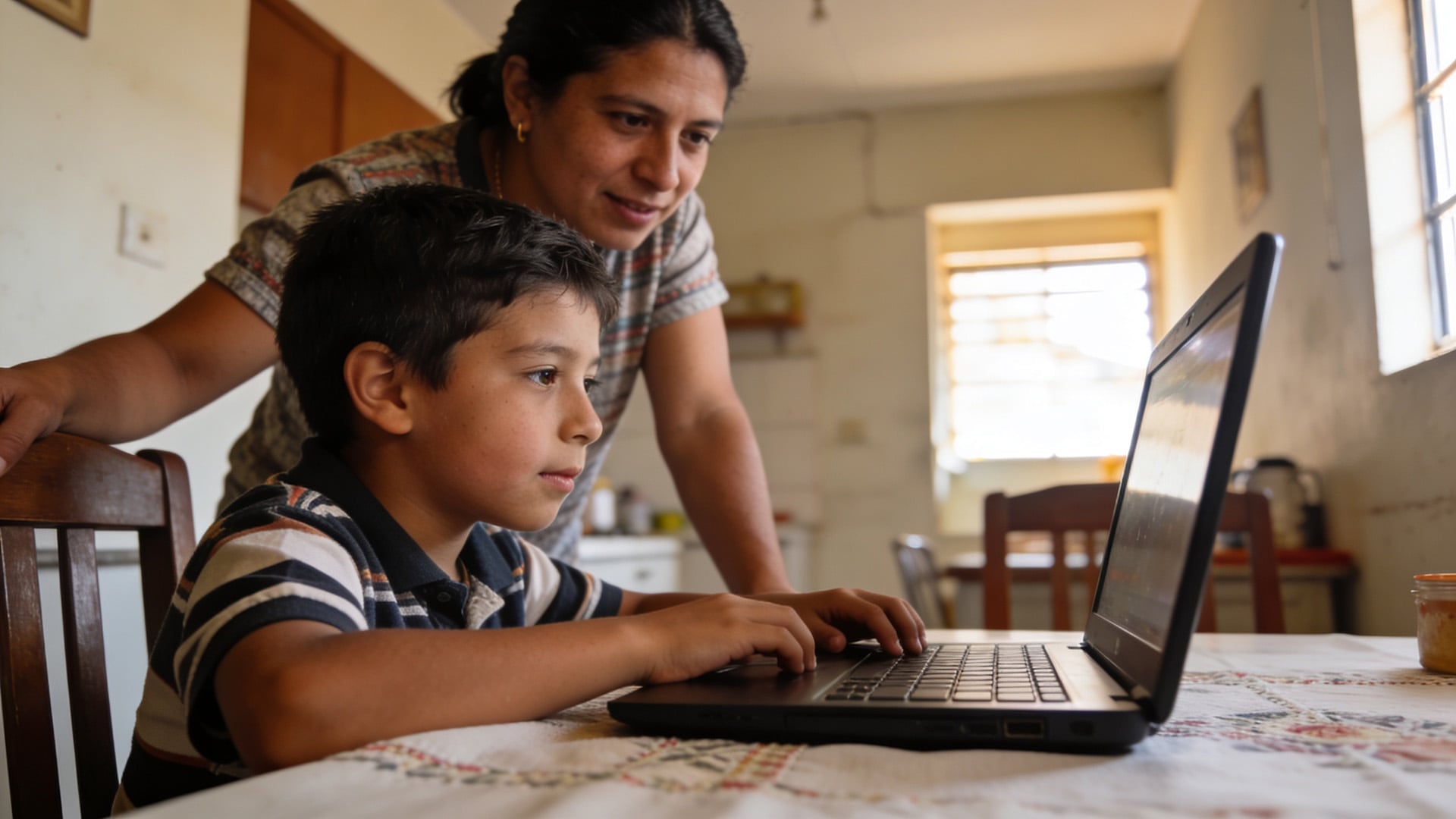 La contradicción entre el discurso preventivo de los adultos y sus acciones genera confusión en los menores frente al uso de redes (Imagen Ilustrativa Infobae)