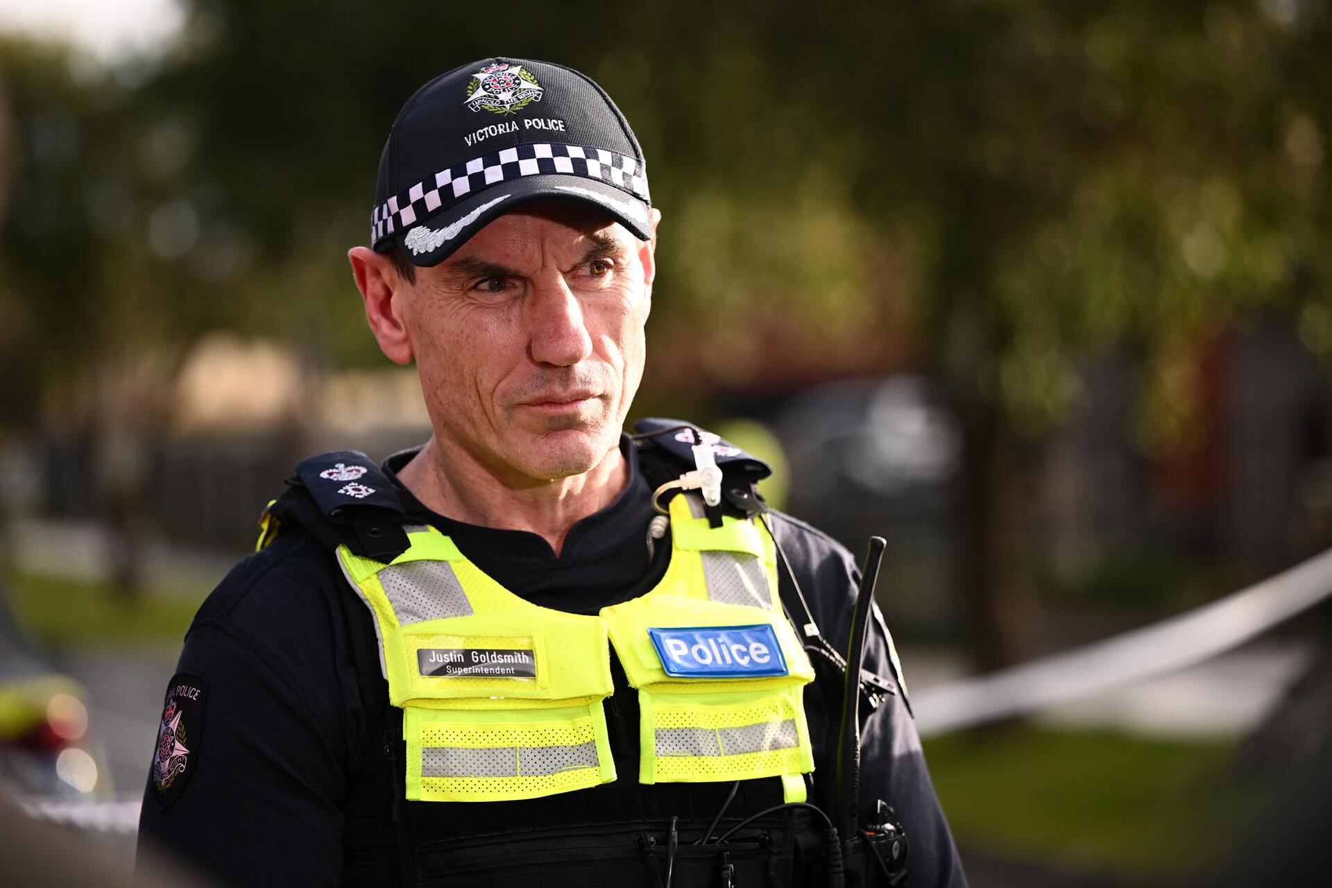 Un helicóptero de búsqueda encontró a la madre y a sus dos hijos con chalecos salvavidas agarrados a una tabla de paddle surf a las 20:30.