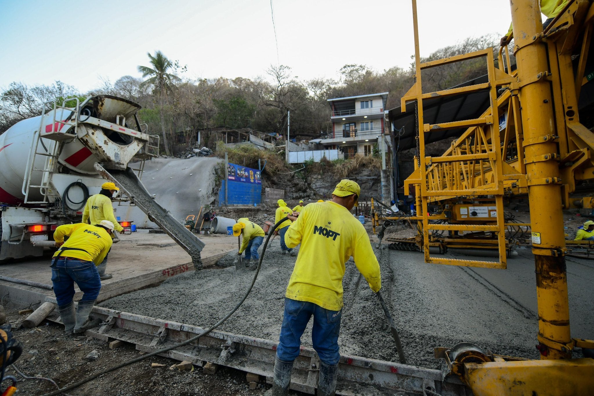 Siguen avanzando las obras de ampliación y pavimentación de la carretera Litoral en El Salvador