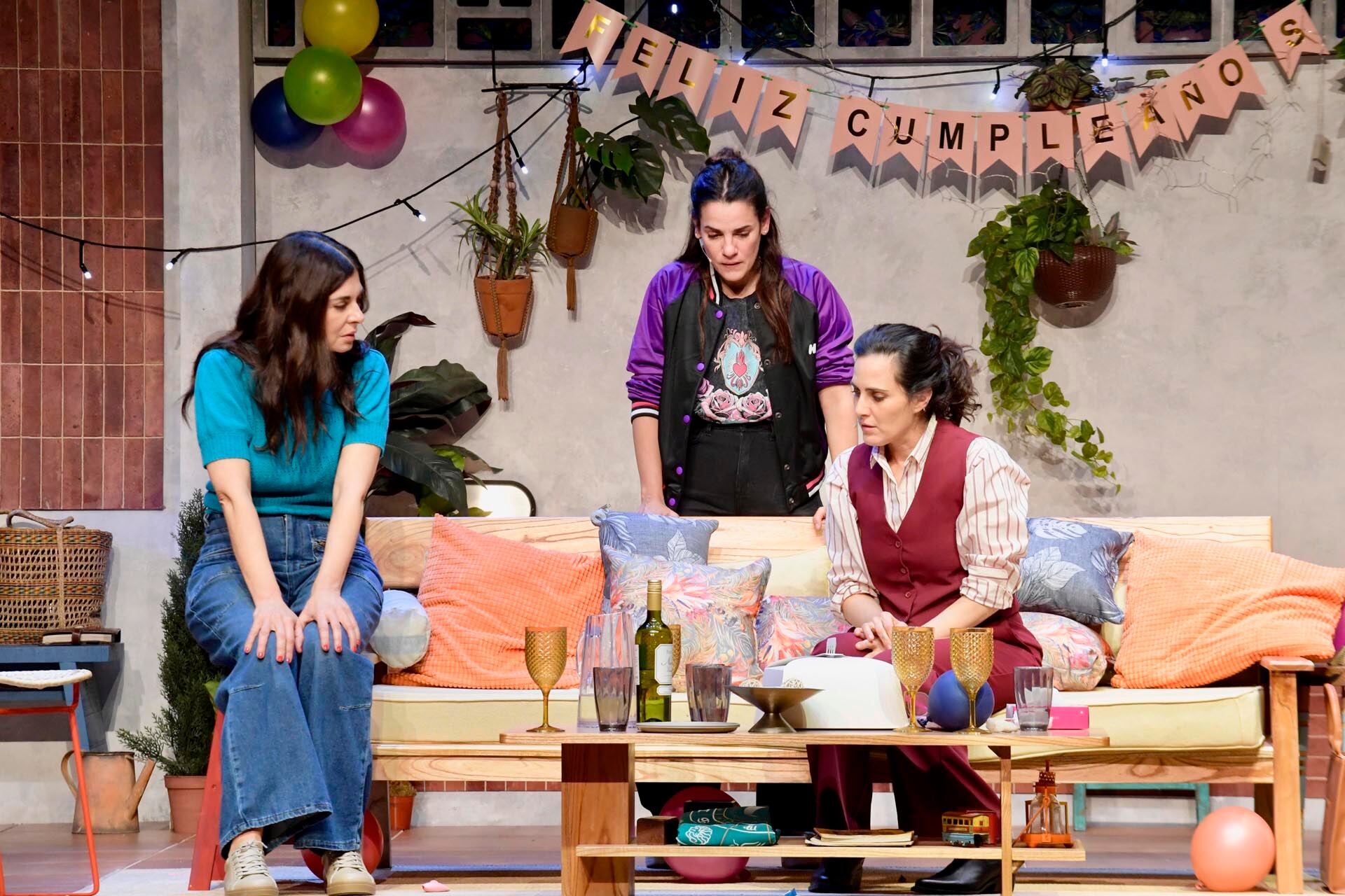 El texto original de Ariadna Asturzzi permite a las actrices de Las Hijas transitar del humor a la emoción en un despliegue actoral pleno