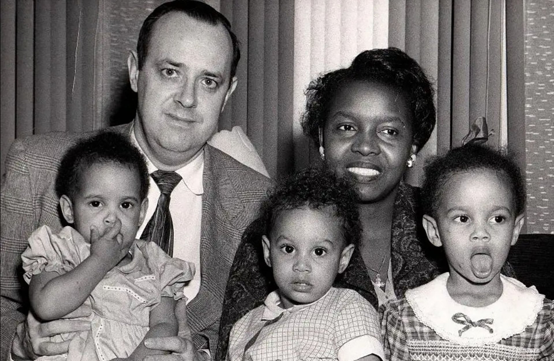 La familia Roberts posa en su casa del barrio de Kenwood en Chicago en 1960, ilustrando el contexto de