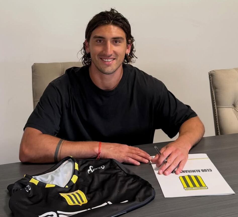 Giovanni Ferraina, ex Inter Miami, firmando su contrato con Club Almirante Brown, oficializando su transferencia (Imagen Ilustrativa Infobae)