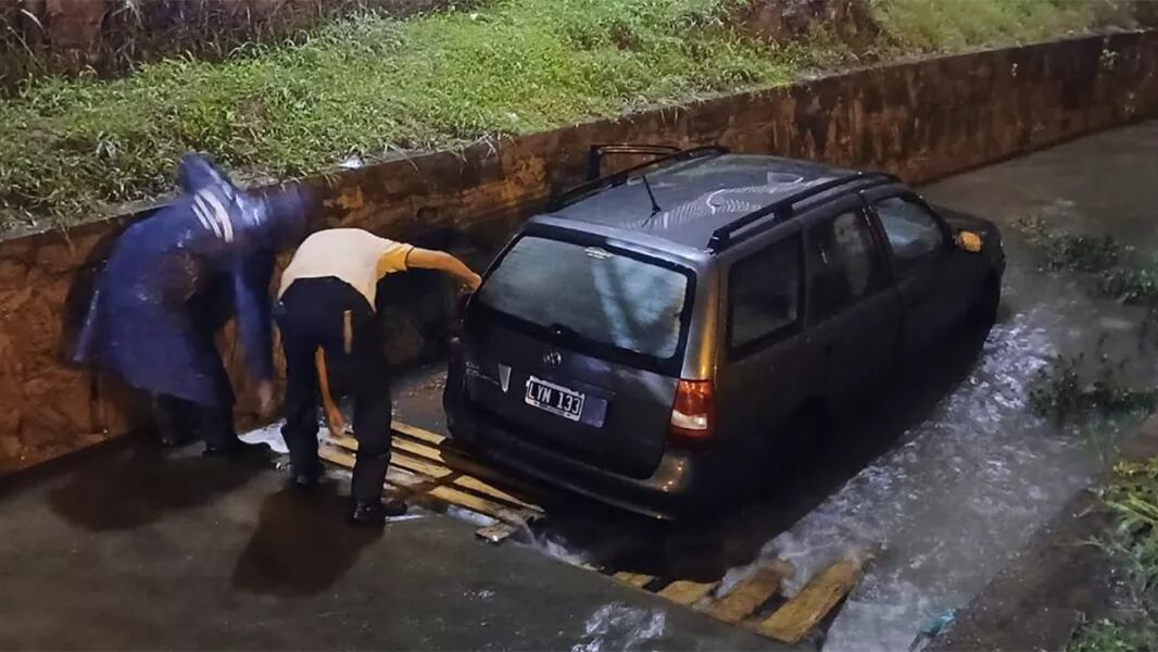 Bomberos voluntarios y personal municipal asisten en Cerrillos y otros municipios ante el desborde del río Ancho y calles intransitables