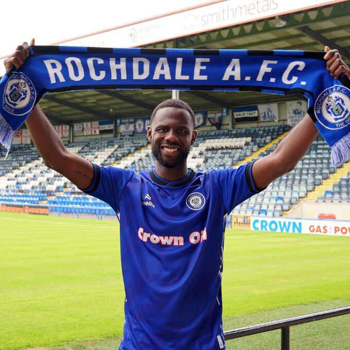 Emmanuel Dieseruvwe, el atacante del Rochdale que quedó en medio del insólito penal (@officiallydale)