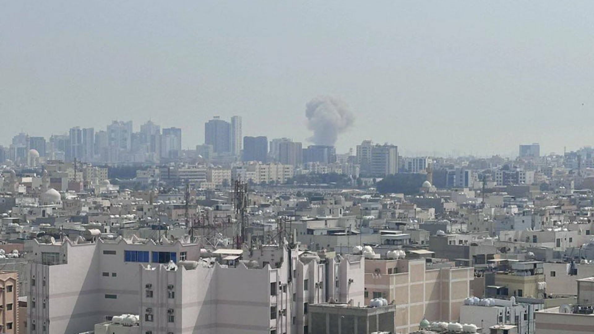 Una densa columna de humo se eleva sobre una zona urbana de Bahréin, posiblemente relacionada con un ataque con misiles, en un contexto de creciente tensión regional con Irán. (@RT_com)