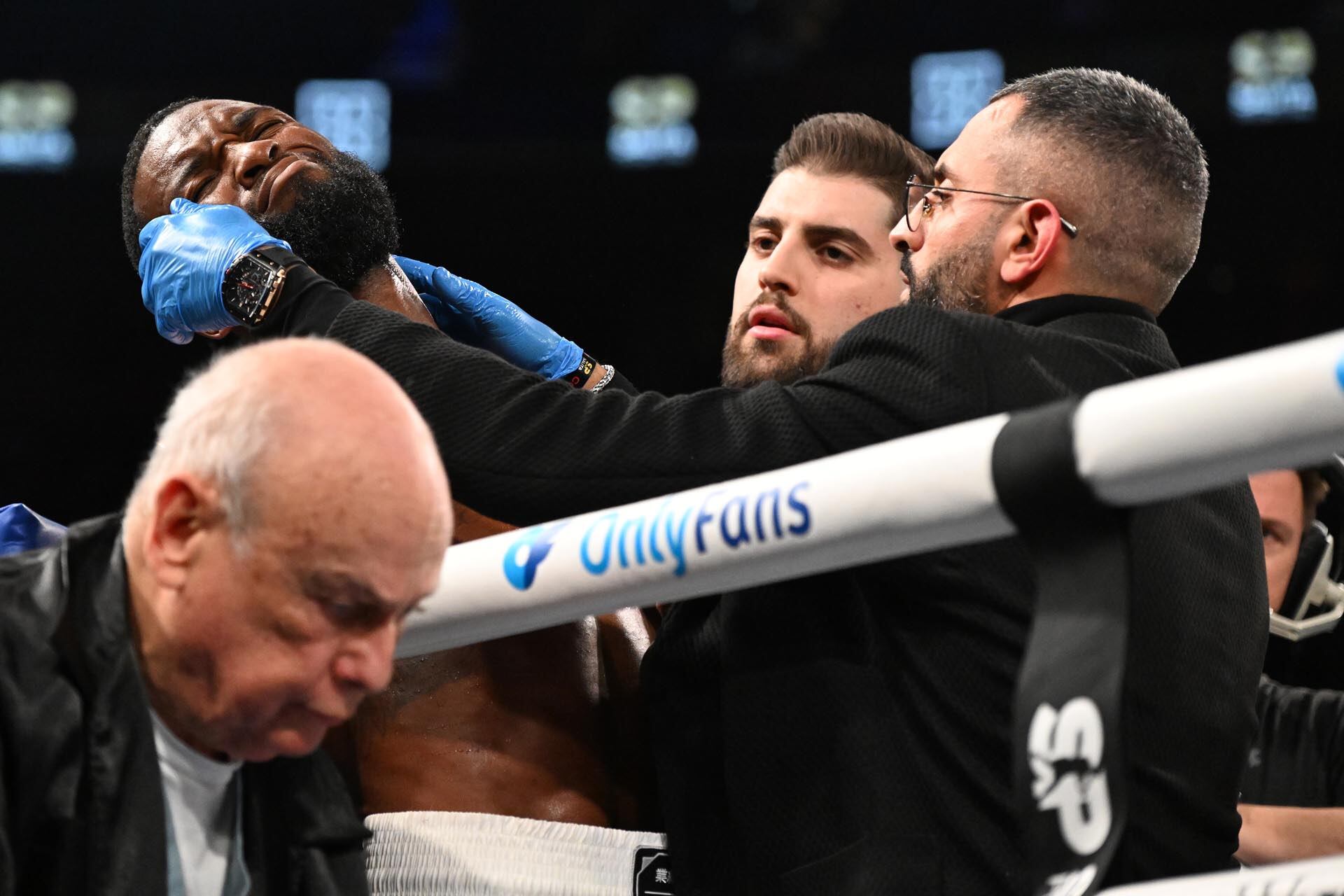 El boxeador Joseph George recibió atención médica de emergencia en el ring (AP)