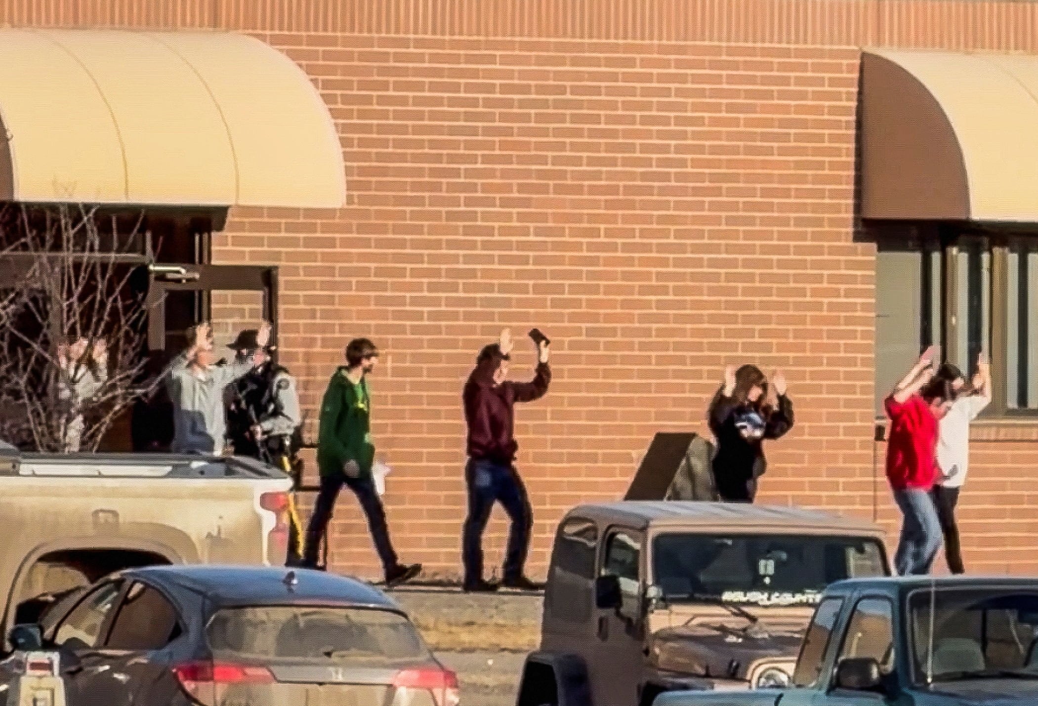 Estudiantes salen del edificio escolar con las manos en alto después de que un agresor abriera fuego en una escuela secundaria en la ciudad de Tumbler Ridge, Columbia Británica, Canadá, el 10 de febrero de 2026. Western Standard/ Jordon Kosik/vía REUTERS