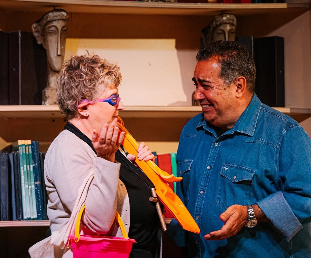 Los actores Diego Pérez y Gabriela Grinblat interpretan una dinámica escena de la aclamada obra de teatro Toc Toc