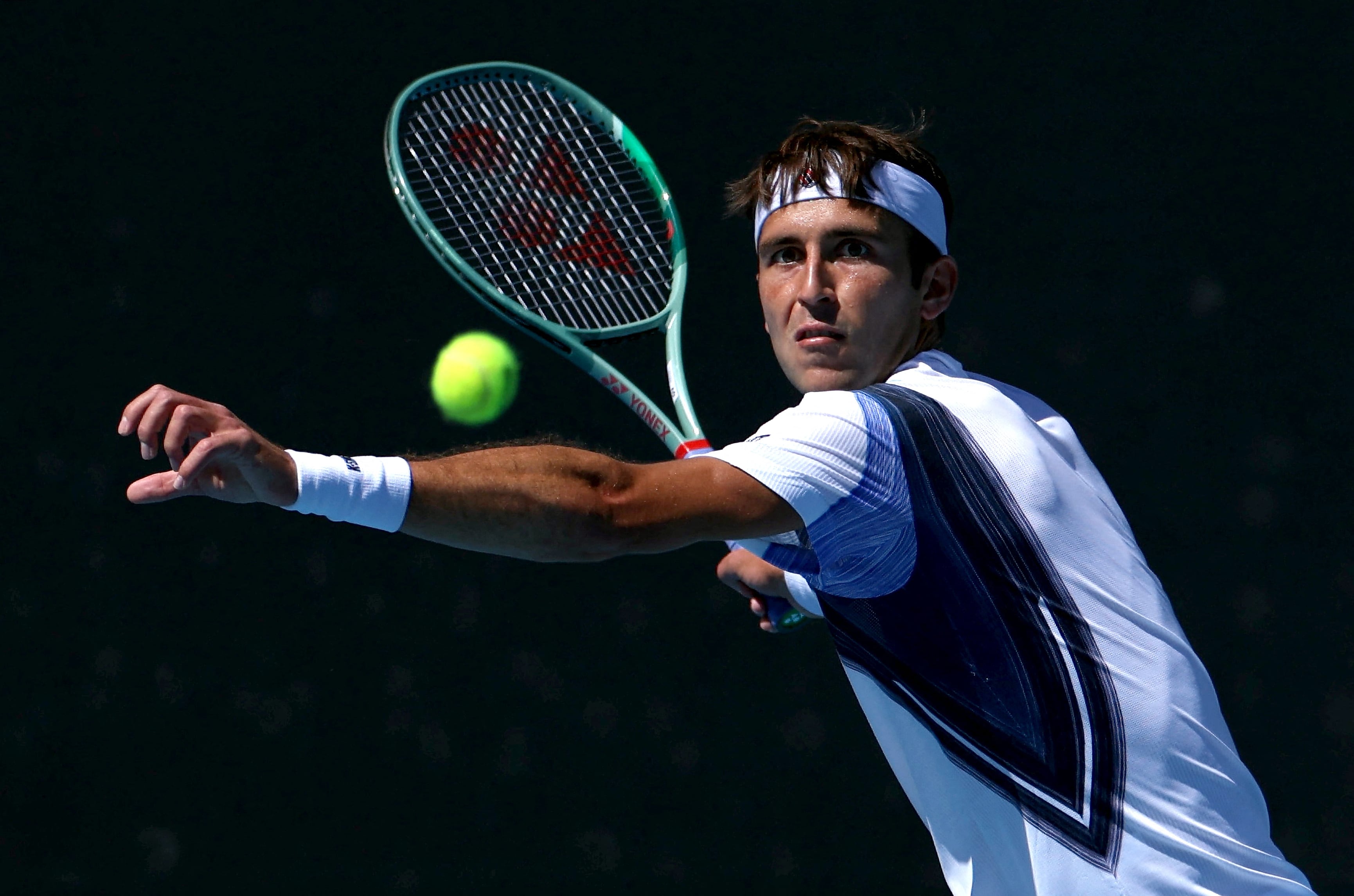 Tomás Etcheverry prepara el golpe de derecha, una de sus principales armas (Fuente: REUTERS/Edgar Su)