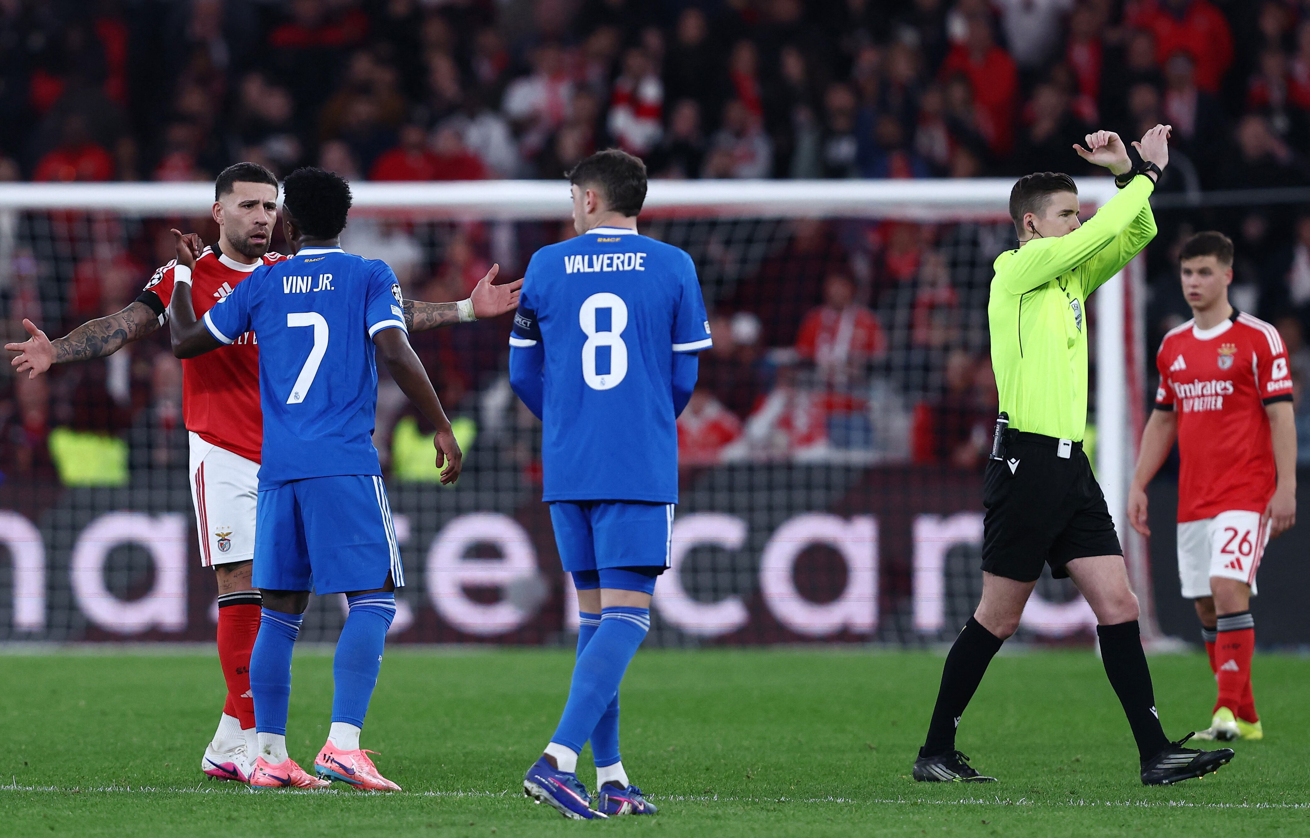 Vinícius Junior del Real Madrid y Nicolás Otamendi de Benfica discuten, mientras el árbitro Francois Letexier detiene el partido debido a la denuncia del brasileño por un presunto insulto racista de Prestianni (REUTERS/Rodrigo Antunes)