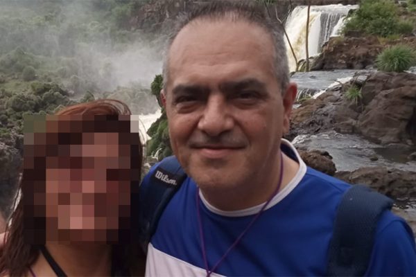 Tres delincuentes portaban un arma de guerra por las calles de Merlo y cayeron por circular con una patente adulterada