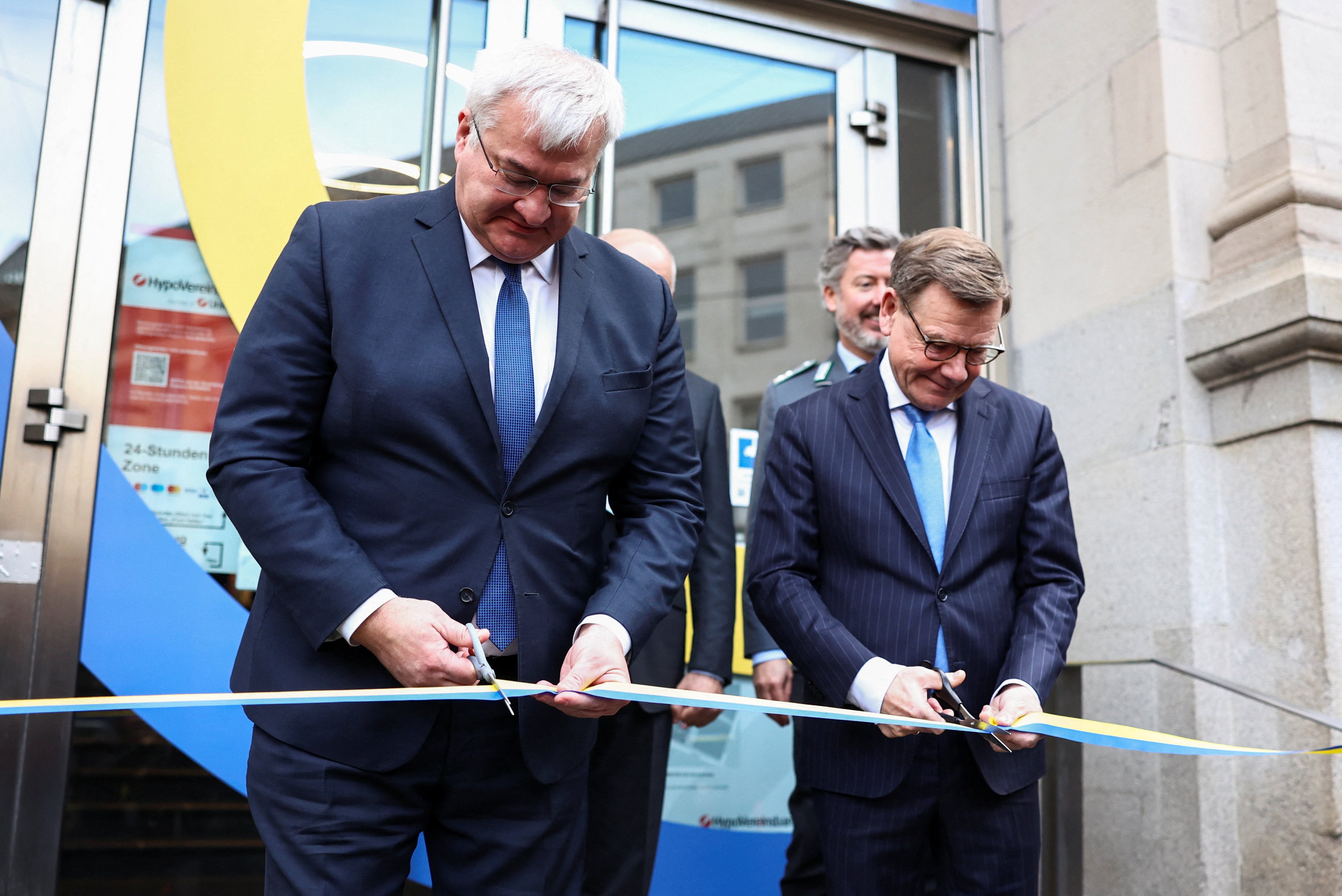 El ministro de Asuntos Exteriores de Ucrania, Andrii Sybiha, y el ministro de Asuntos Exteriores de Alemania, Johann Wadephul, cortan la cinta durante la inauguración de la Casa de Ucrania el primer día de la Conferencia de Seguridad de Múnich (REUTERS/Liesa Johannssen)