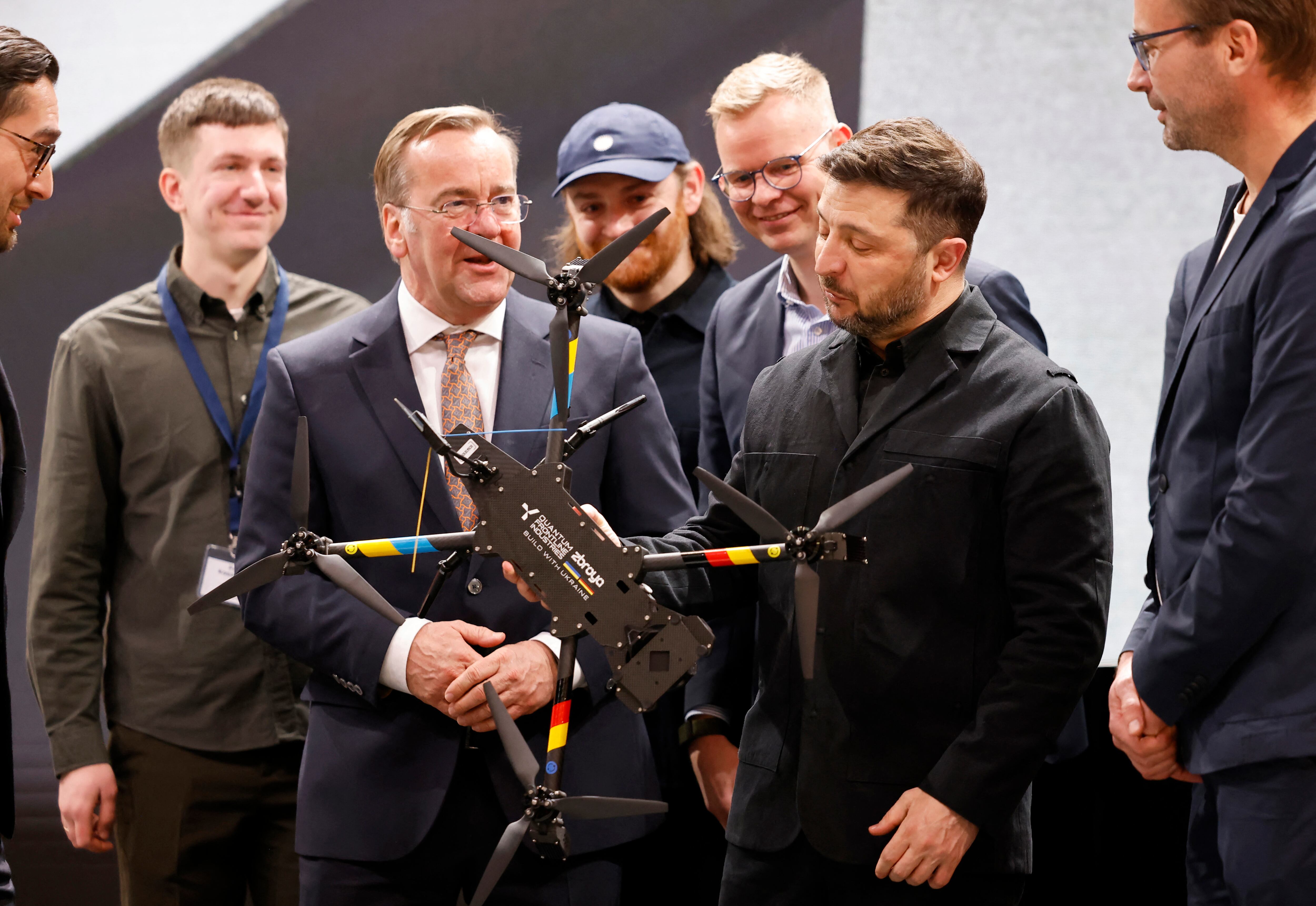 Volodimir Zelensky recibió en Múnich el primer dron ucraniano producido en Alemania (Alexandra BEIER/AFP)