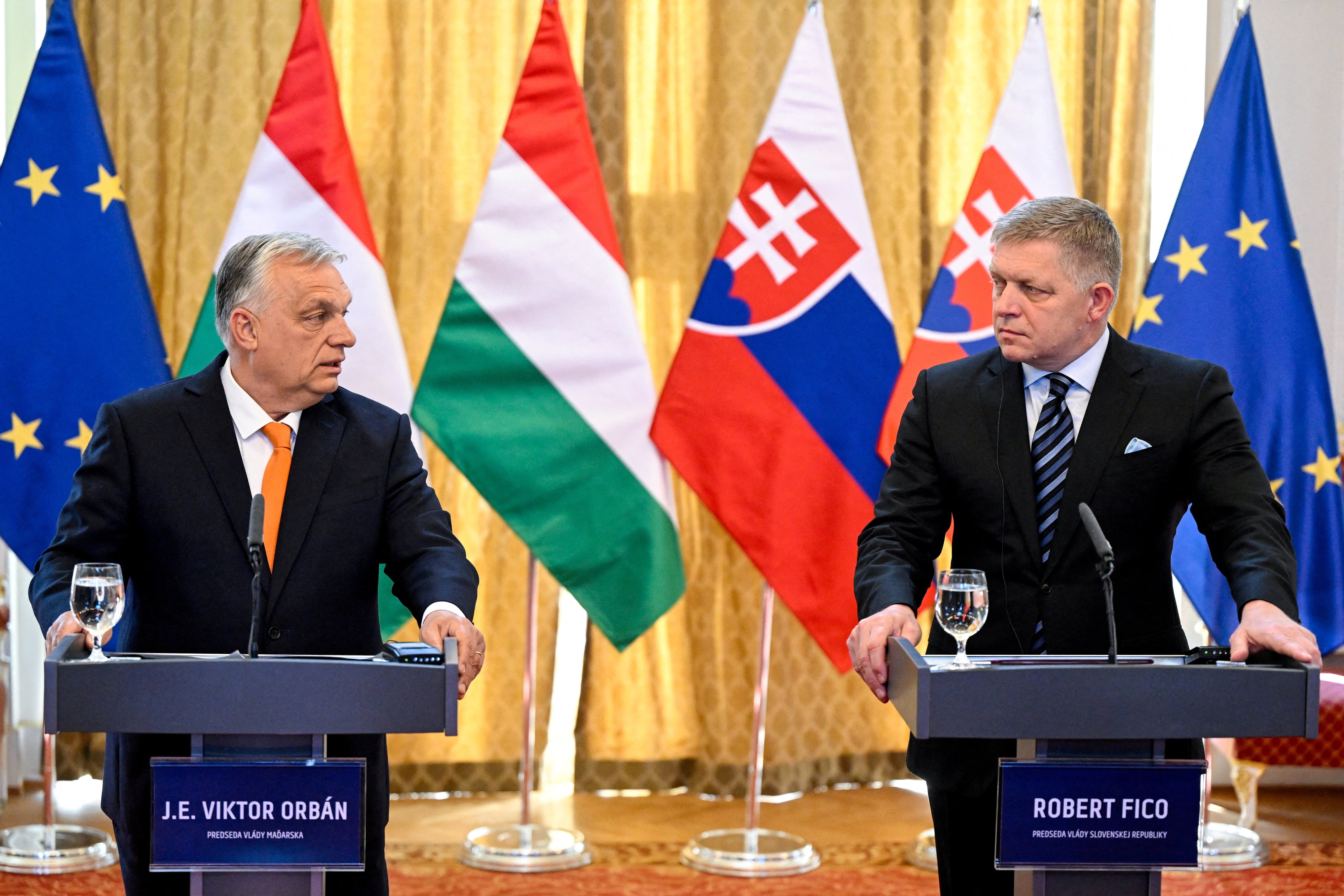El primer ministro de Eslovaquia, Robert Fico, y su homólogo húngaro, Viktor Orban, asisten a una conferencia de prensa en Bratislava, Eslovaquia, el 28 de abril de 2025 (REUTERS/Radovan Stoklasa)