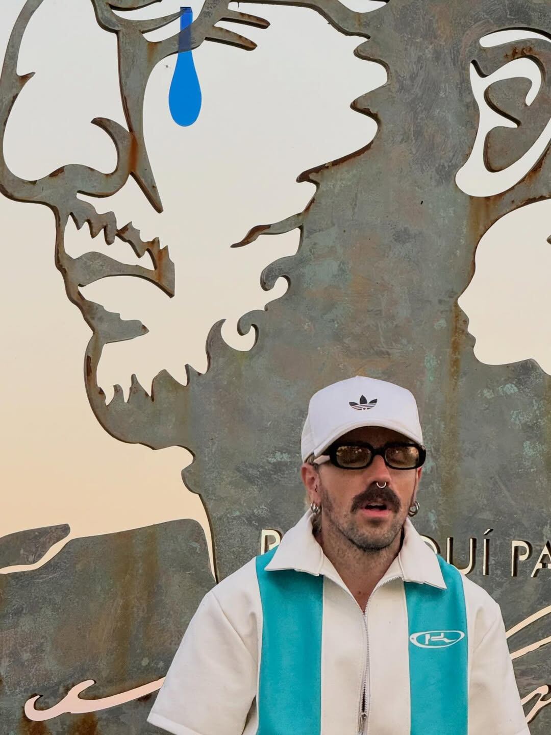 Joaquines replicó una acción previa en homenaje a Manuel Belgrano, donde también colocó una lágrima y expresó su critica al presente argentino (@joaquines.ar)