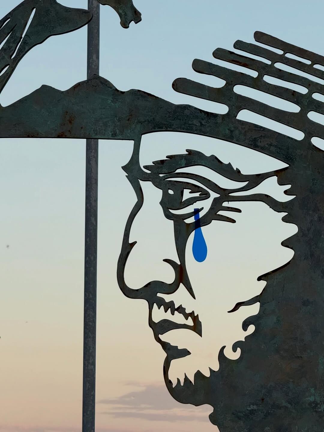 La intervención artística sobre el monumento a San Martín se viralizó en redes sociales tras la conmemoración del Combate de San Lorenzo (@joaquines.ar)