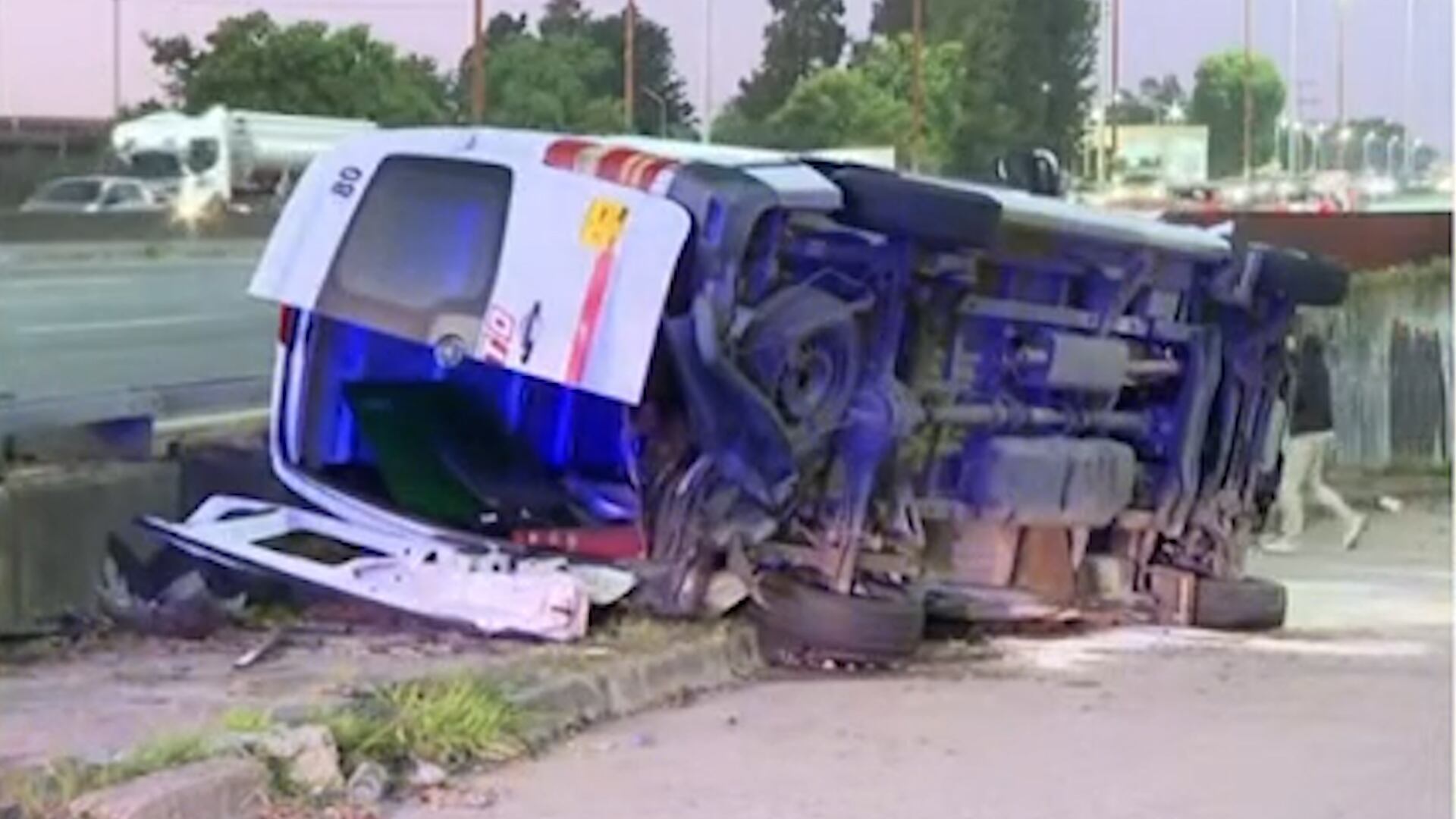 La camioneta terminó destrozada después del impacto. 