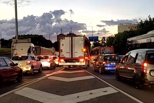 Un camión chocó contra un guardrail en el enlace entre Panamericana y General Paz y provocó un caos de tránsito en la zona